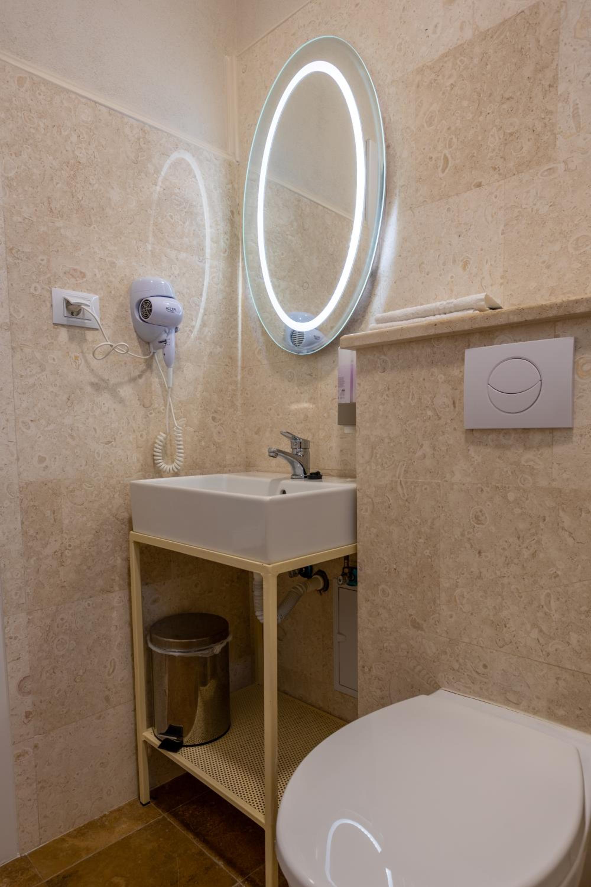 Double or Twin Room - Photo 5