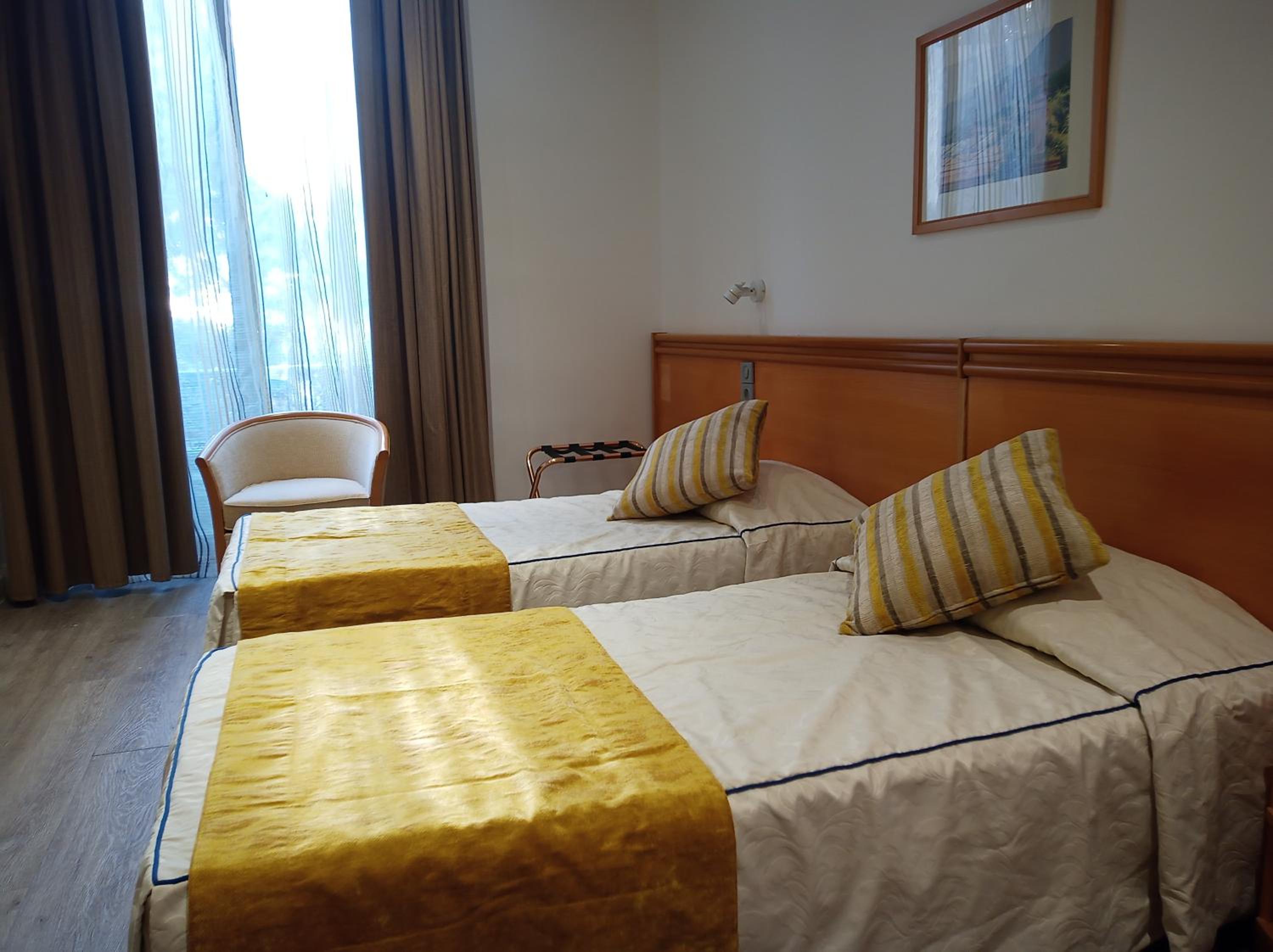 Standard Twin Room - Photo 8