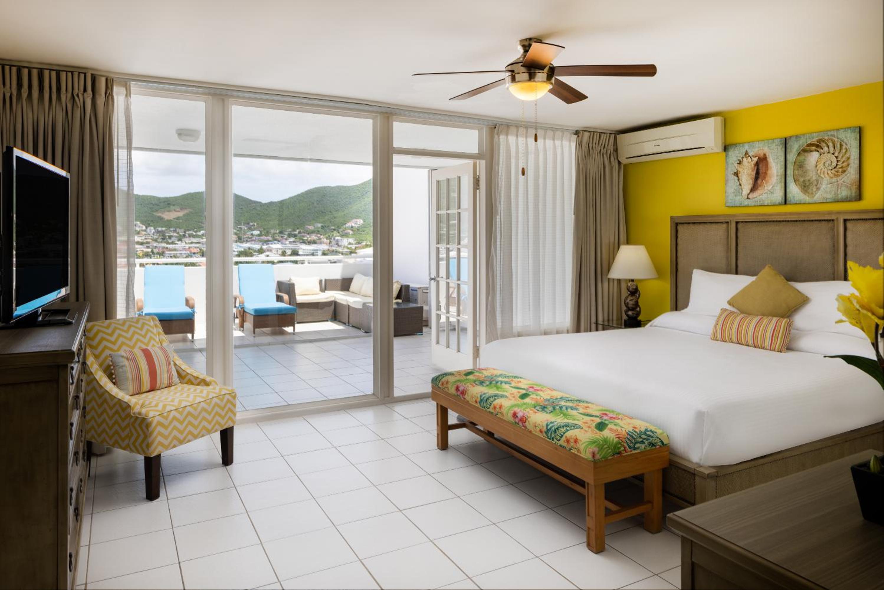 Three-Bedroom Luxury Apartment With Lagoon View - Non-Smoking