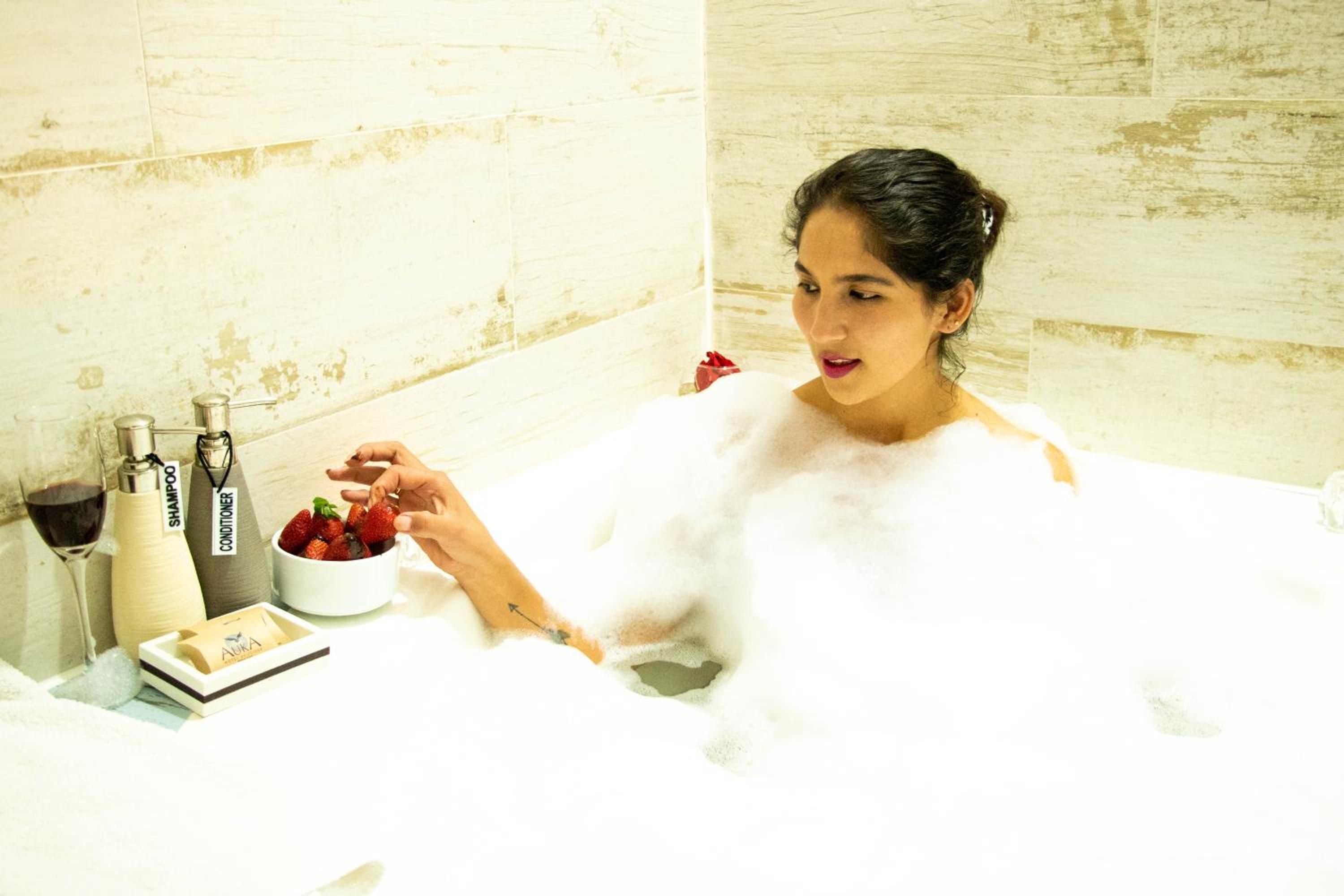 Queen Suite with Spa Bath photo 2