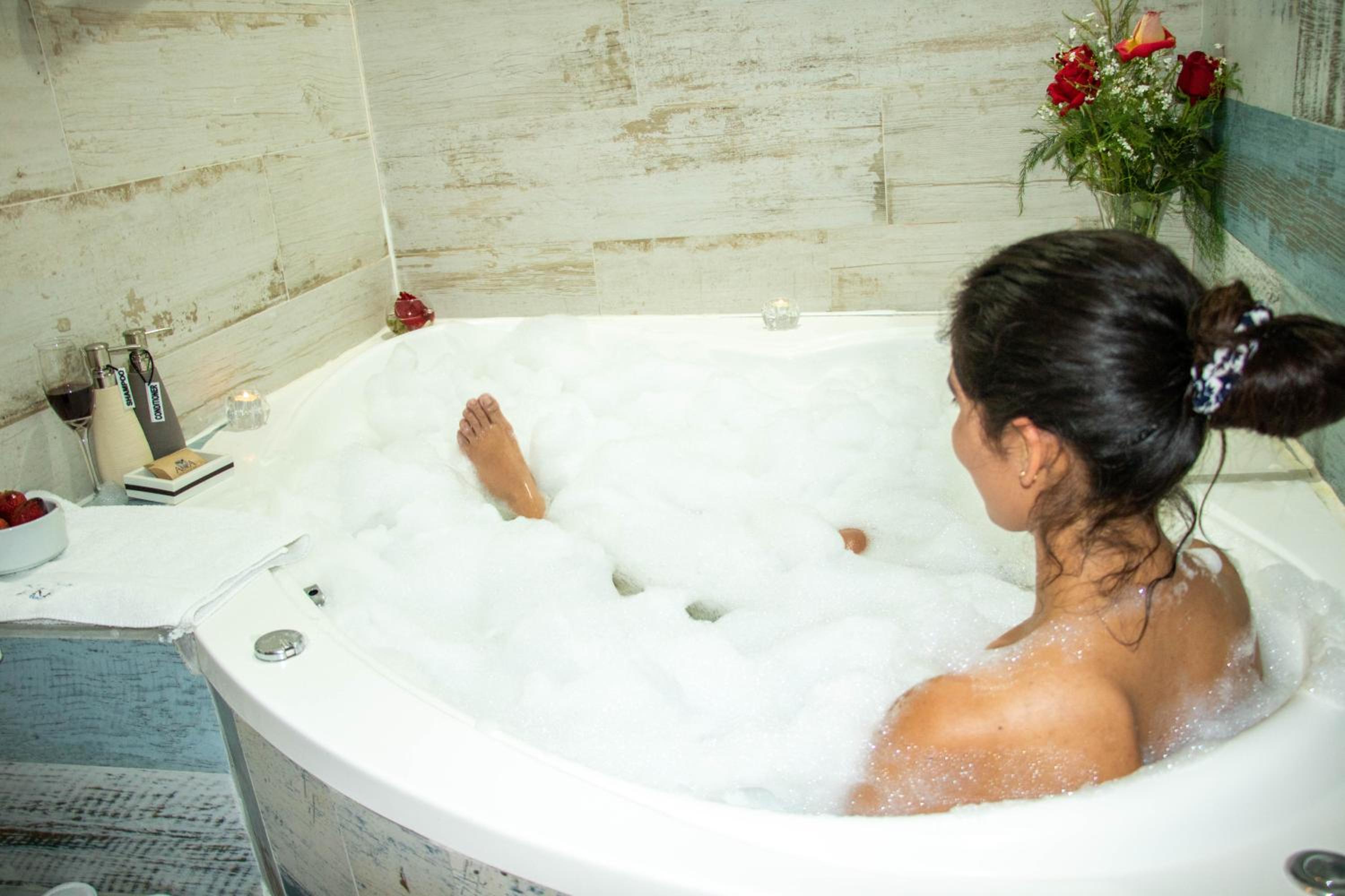 Queen Suite with Spa Bath photo 3