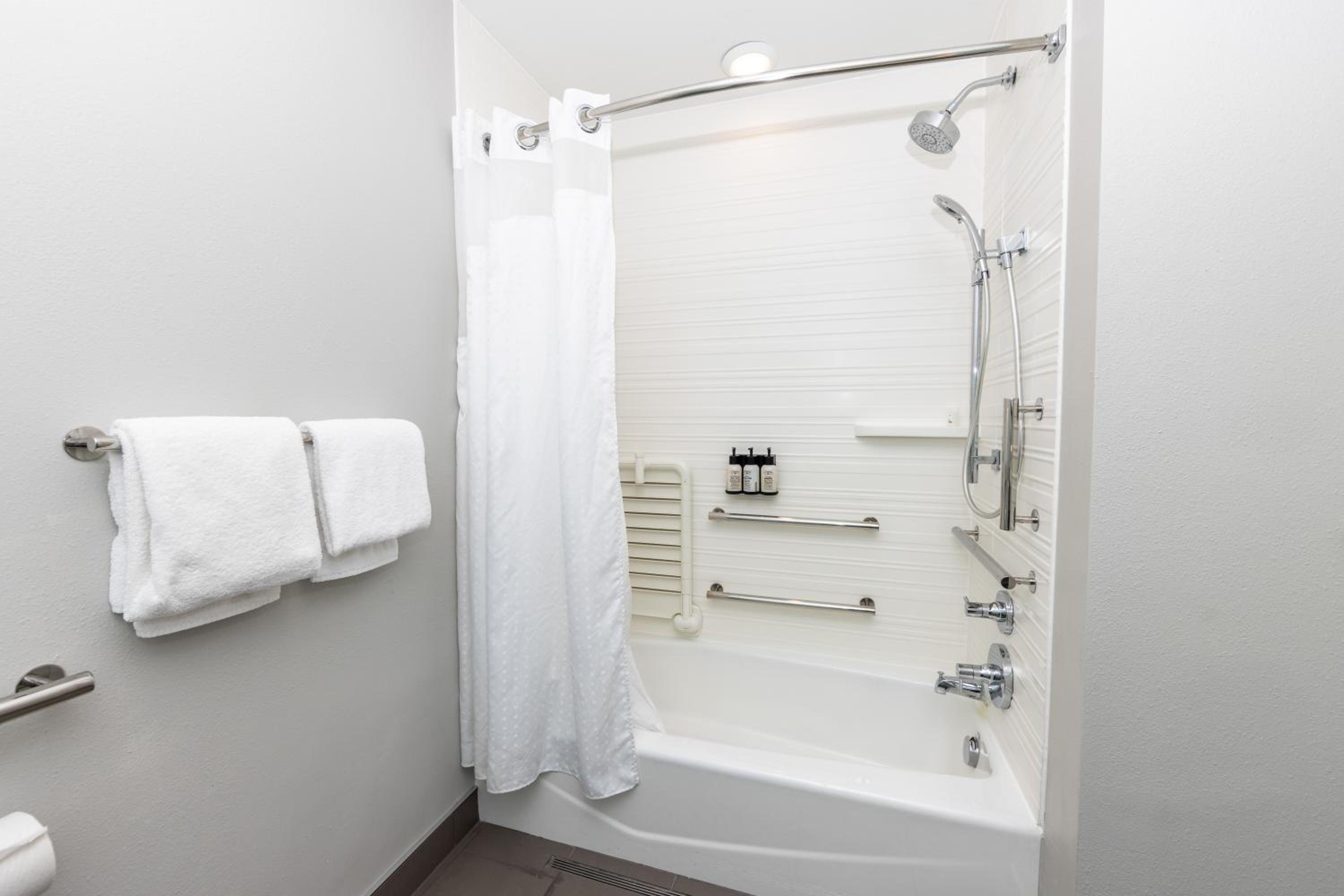 Twin Room with Mobility Accessible Trans Shower - Non-Smoking - Photo 5