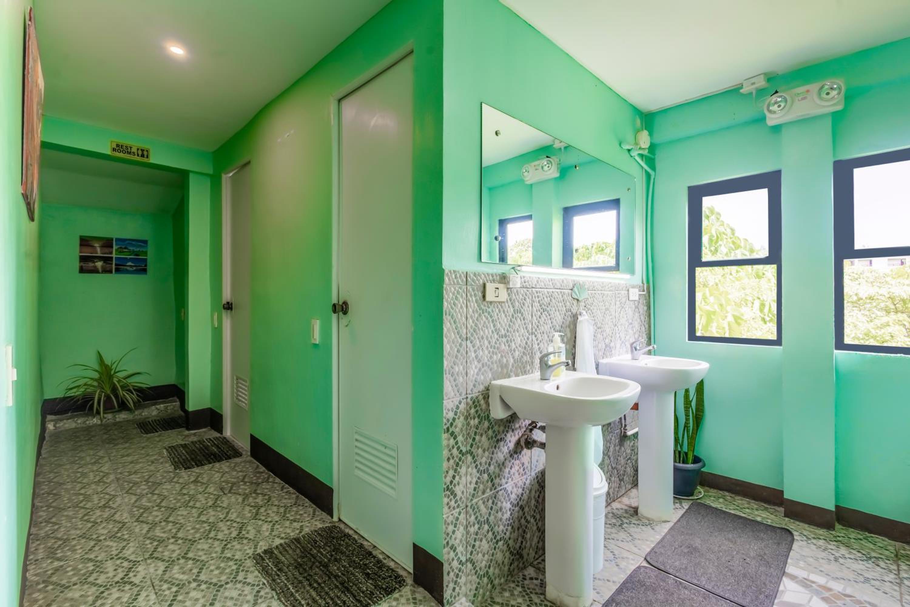 Standard Double Room with Shared Bathroom - Photo 5