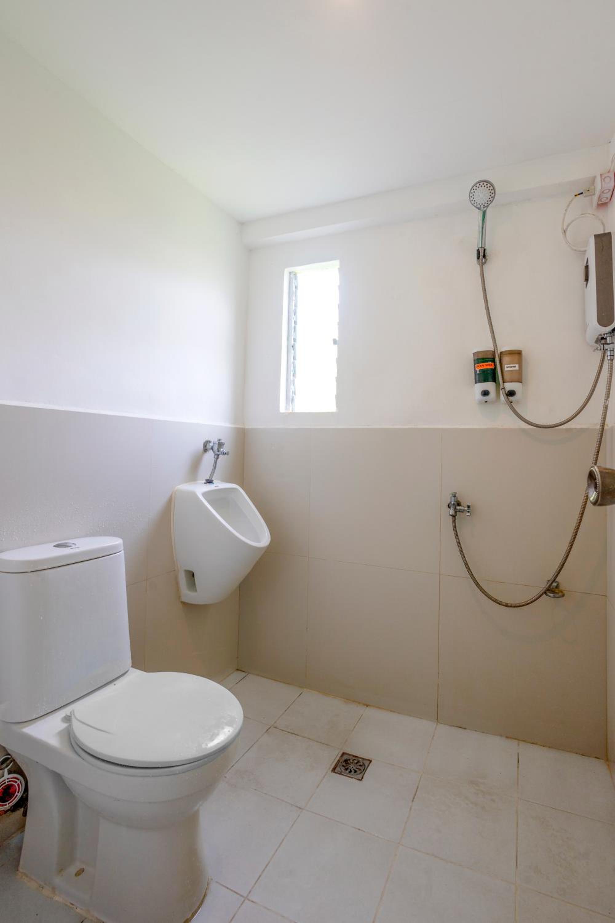 Standard Double Room with Shared Bathroom - Photo 4