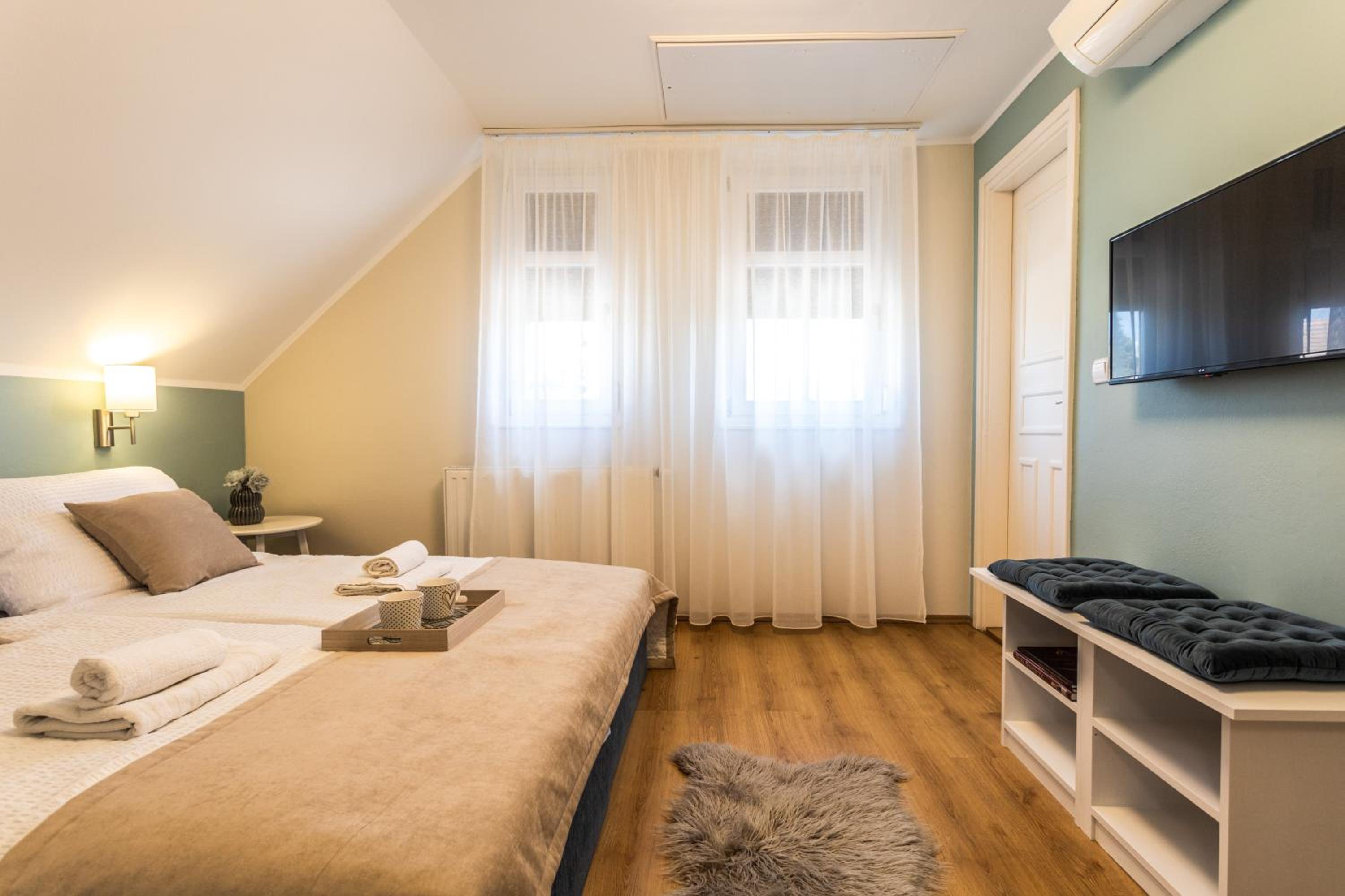 Small Double or Twin Room photo 3