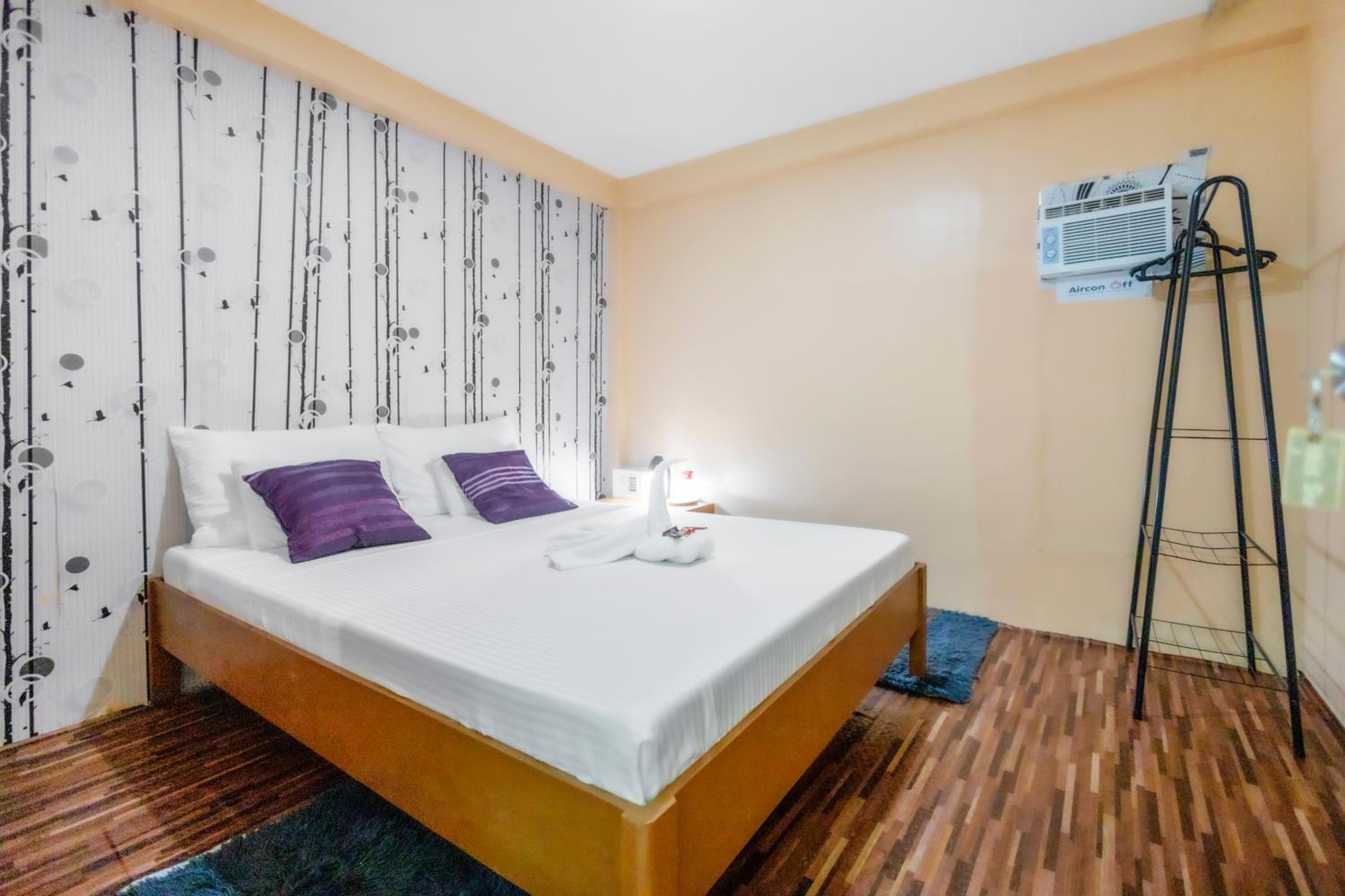 Standard Double Room with Shared Bathroom - Photo 1