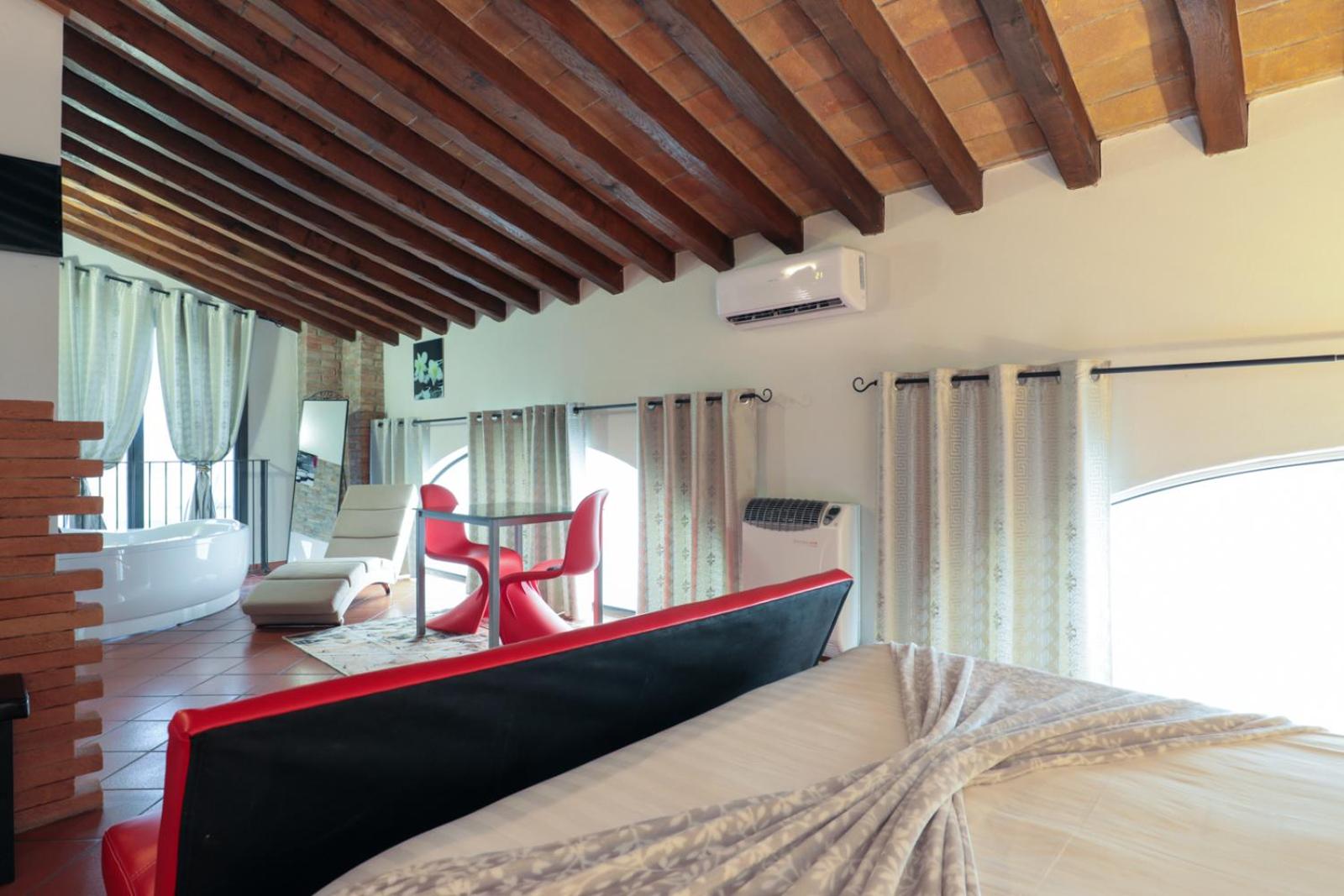 Deluxe King Room - Photo 4