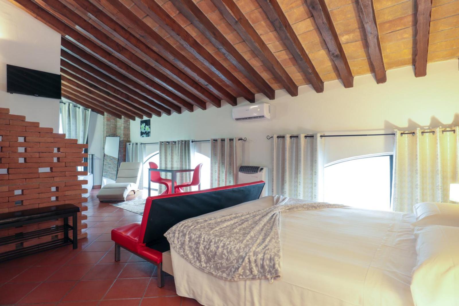 Deluxe King Room - Photo 3