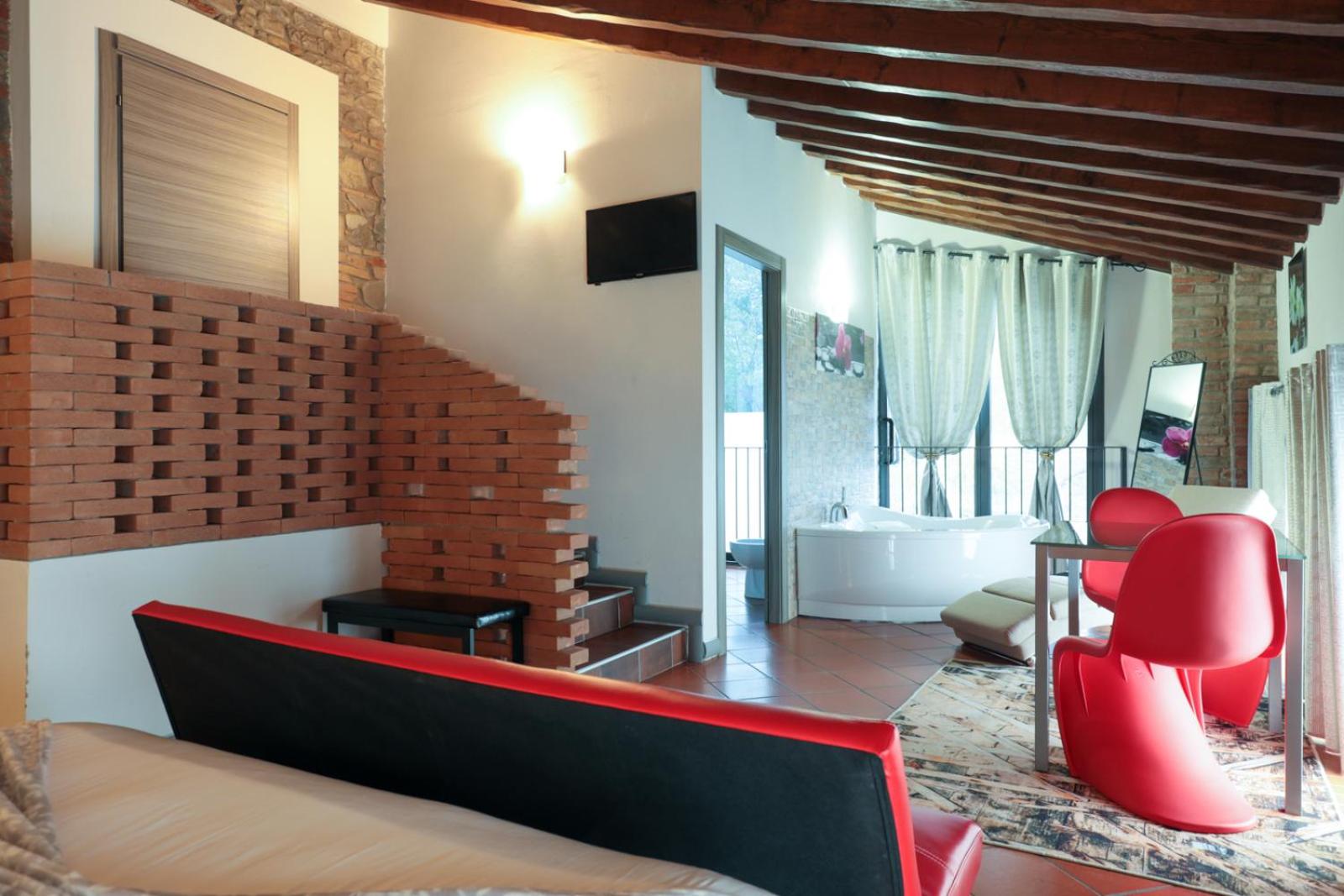 Deluxe King Room - Photo 7