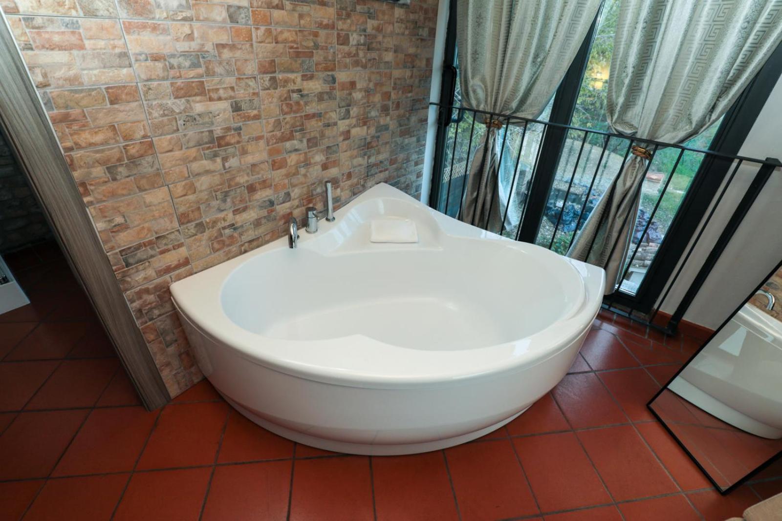 Deluxe King Room - Photo 8