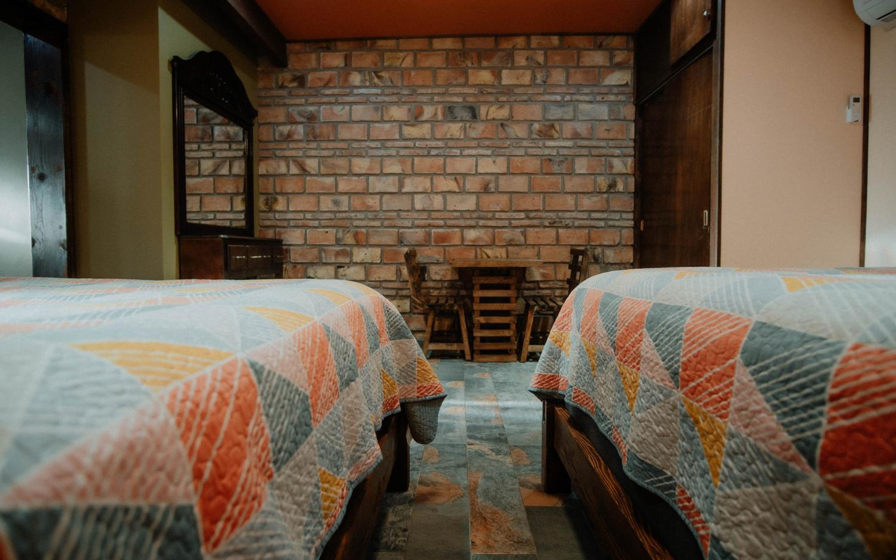 Standard Twin Room with Sofa - Photo 11