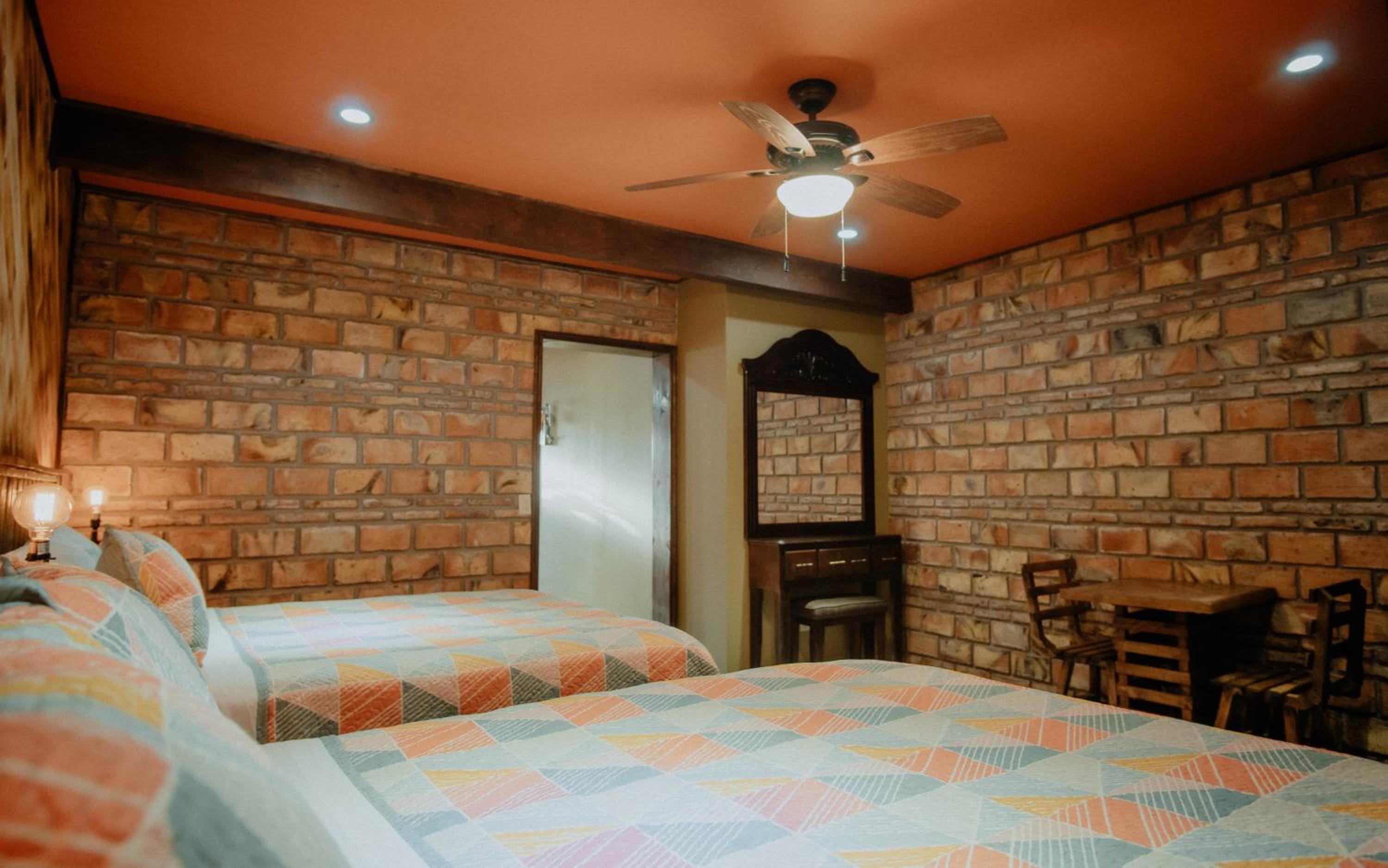 Standard Twin Room with Sofa - Photo 12