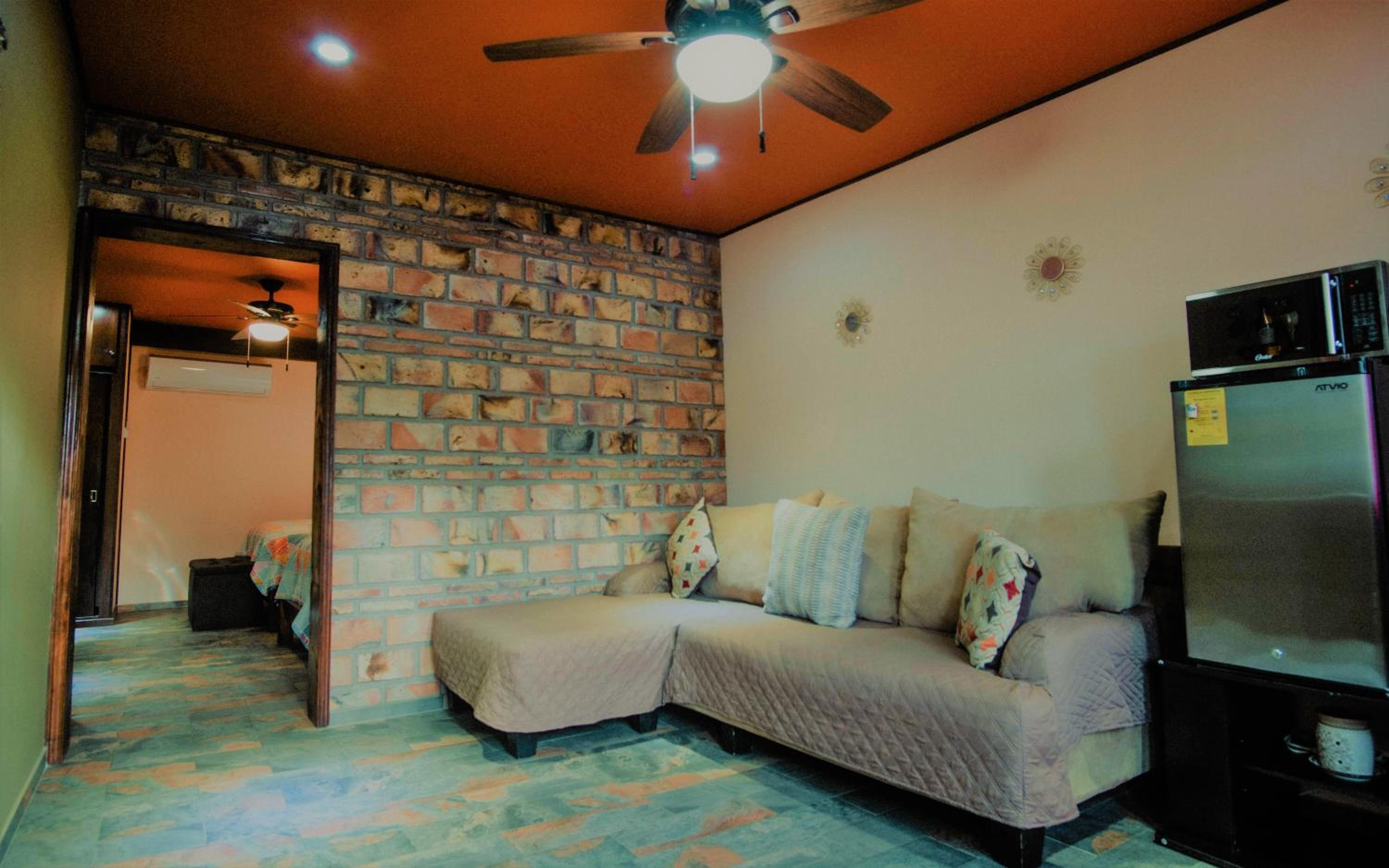 Standard Twin Room with Sofa - Photo 10