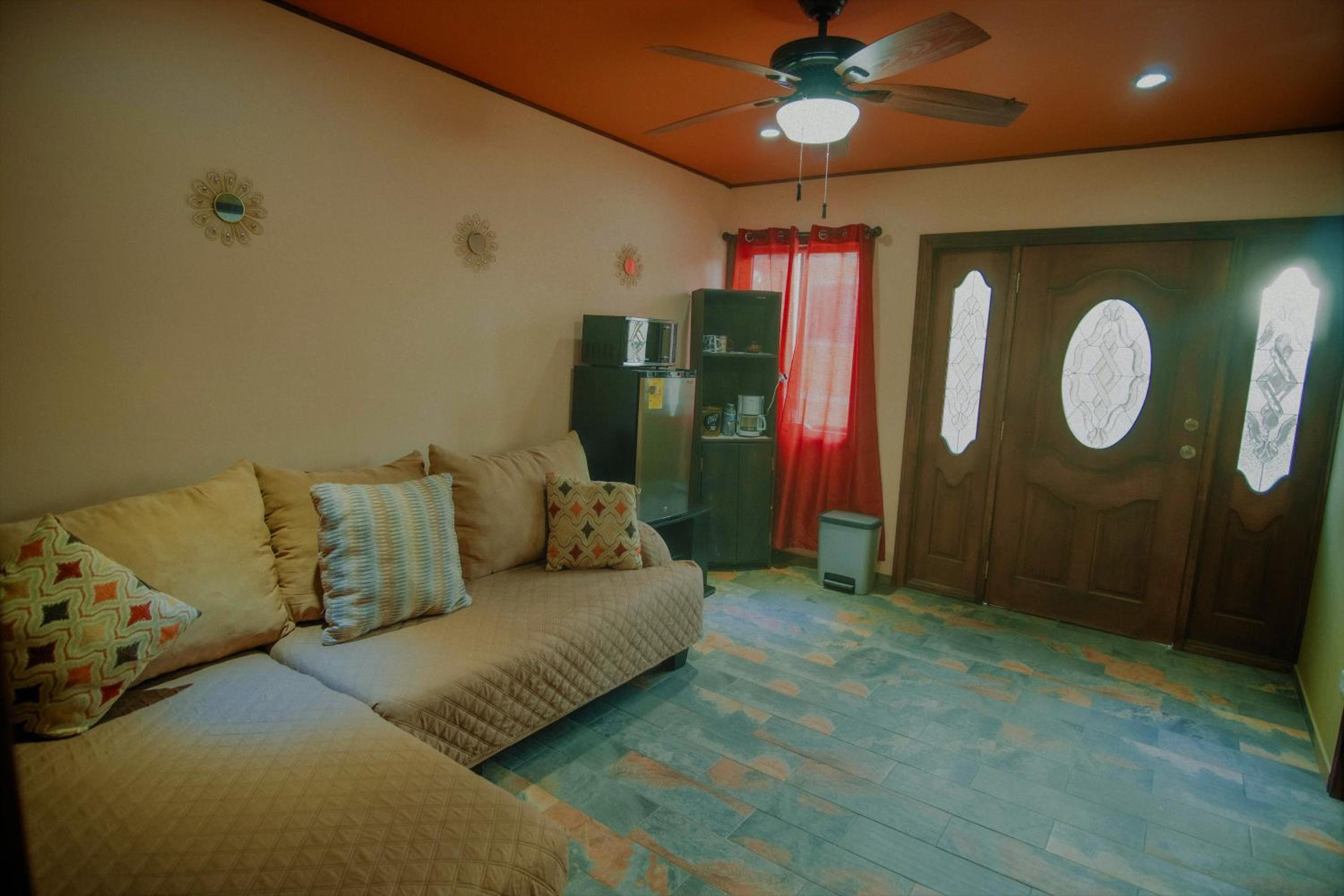 Standard Twin Room with Sofa - Photo 6