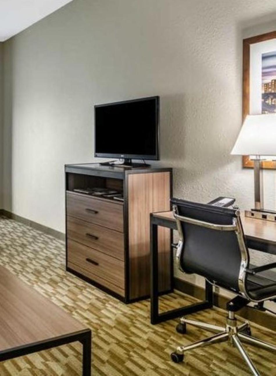 King Room - Non-Smoking - Photo 3