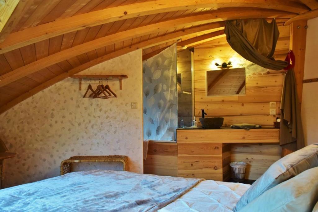 Double Room with Private Bathroom - Photo 10