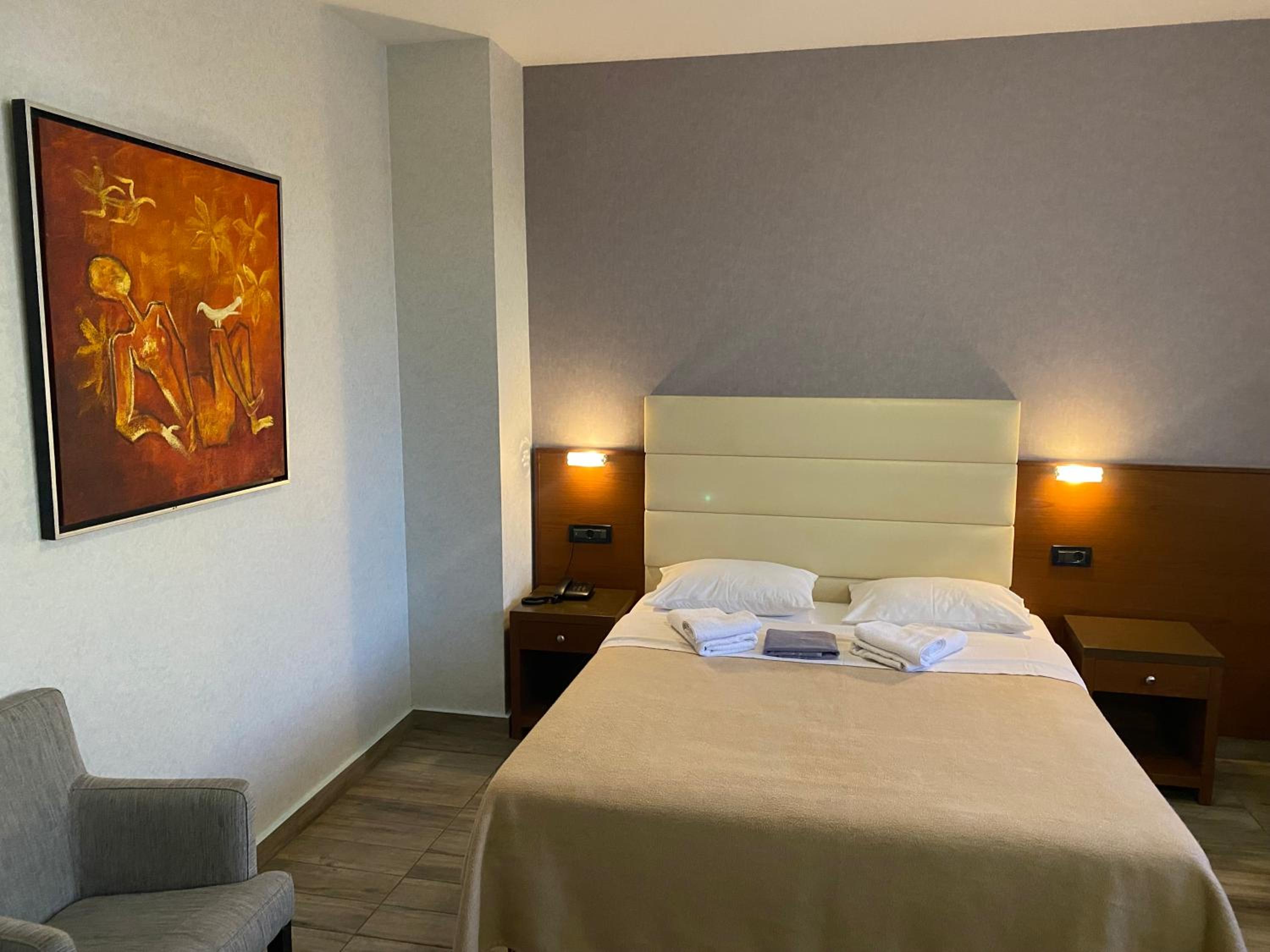 Double or Twin Room - Photo 9