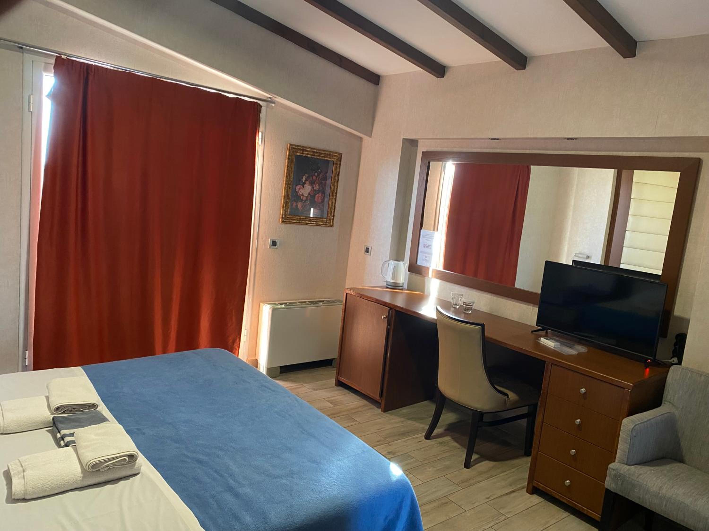 Double or Twin Room - Photo 8