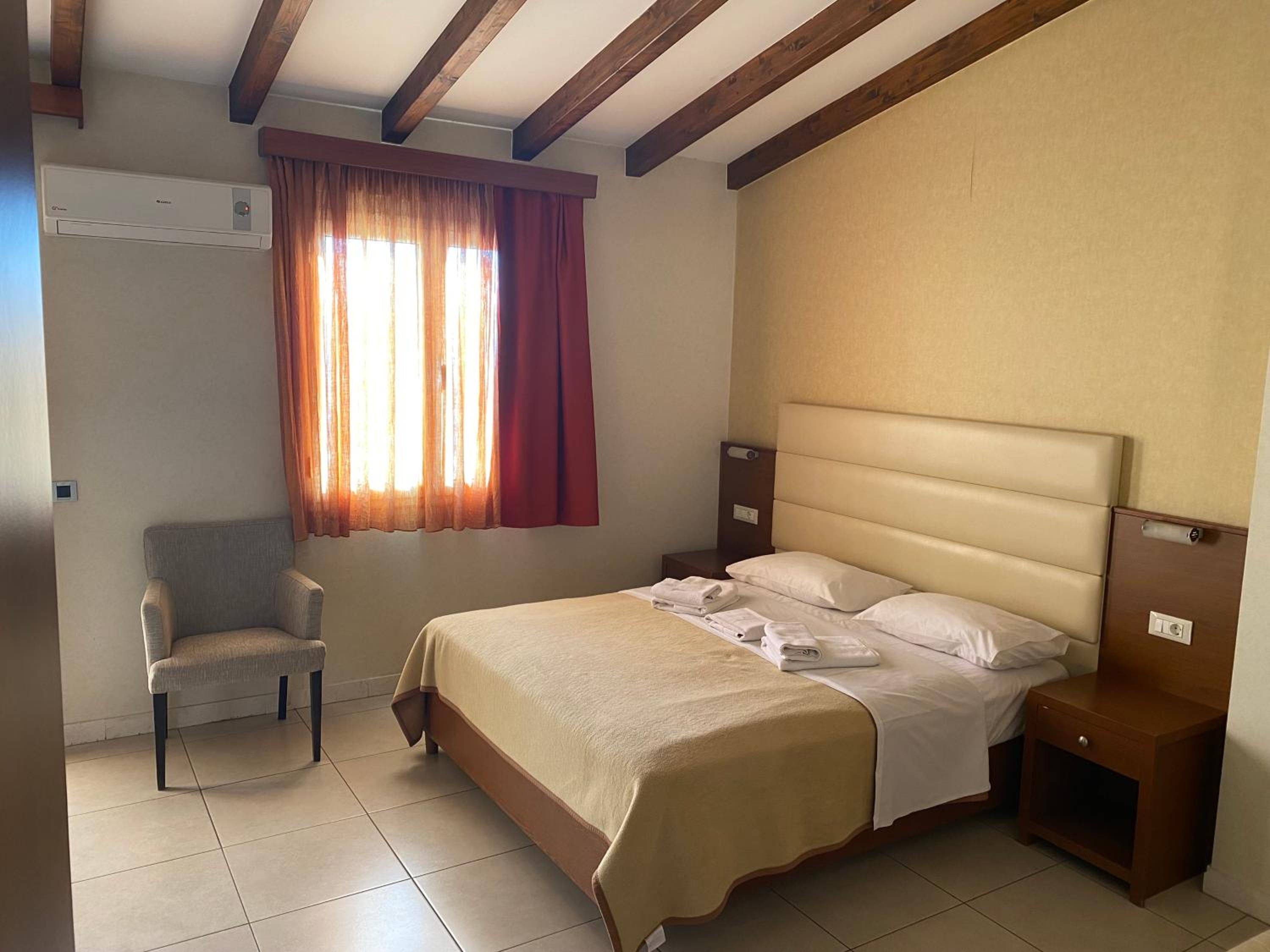 Double or Twin Room - Photo 12