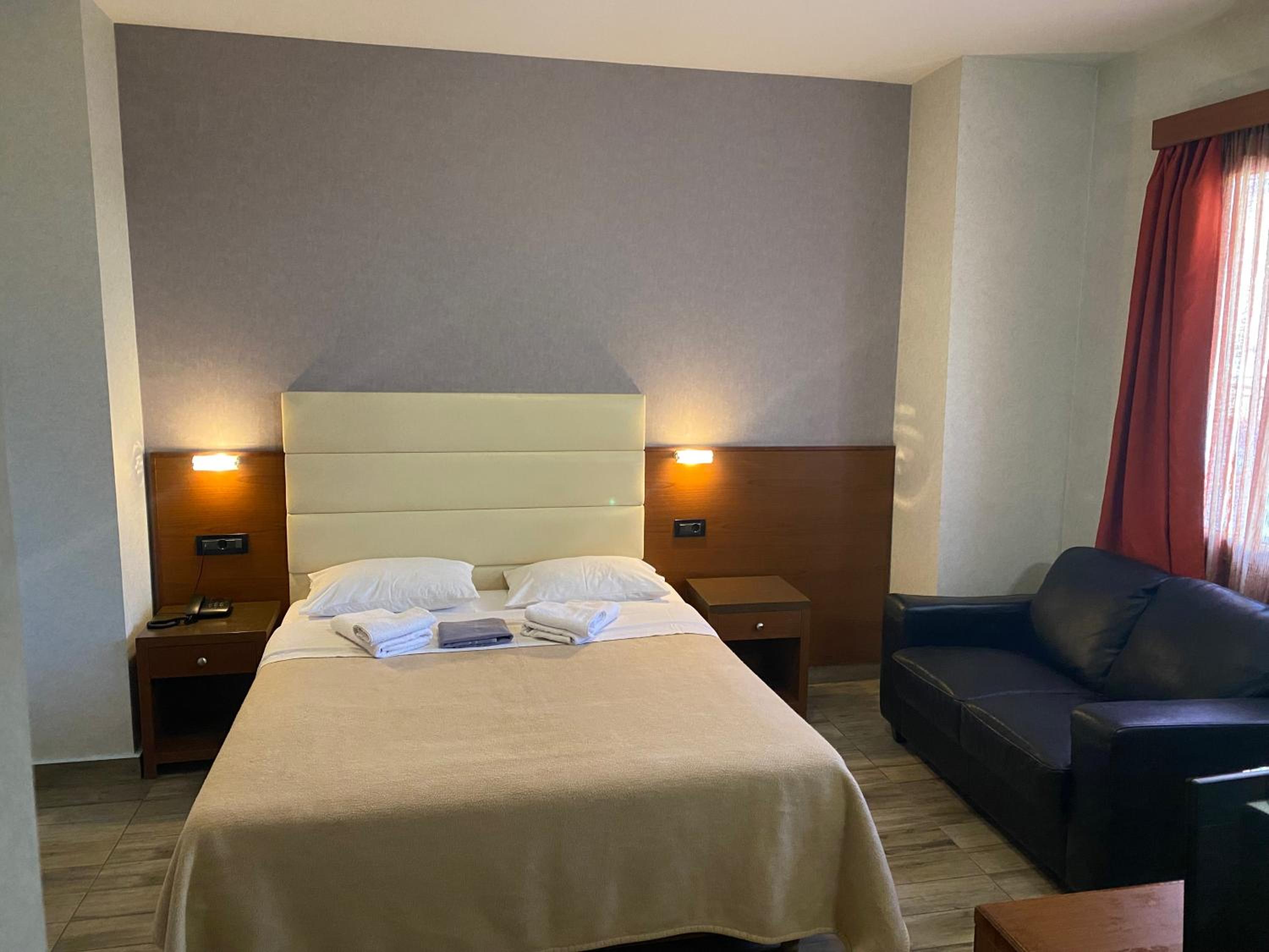Double or Twin Room - Photo 11