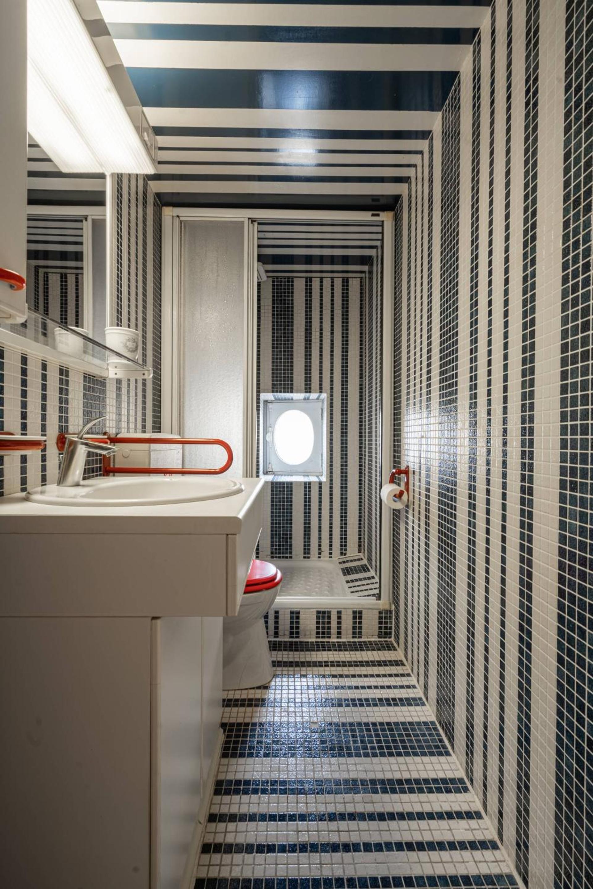 Quadruple Room with Bathroom - Photo 4