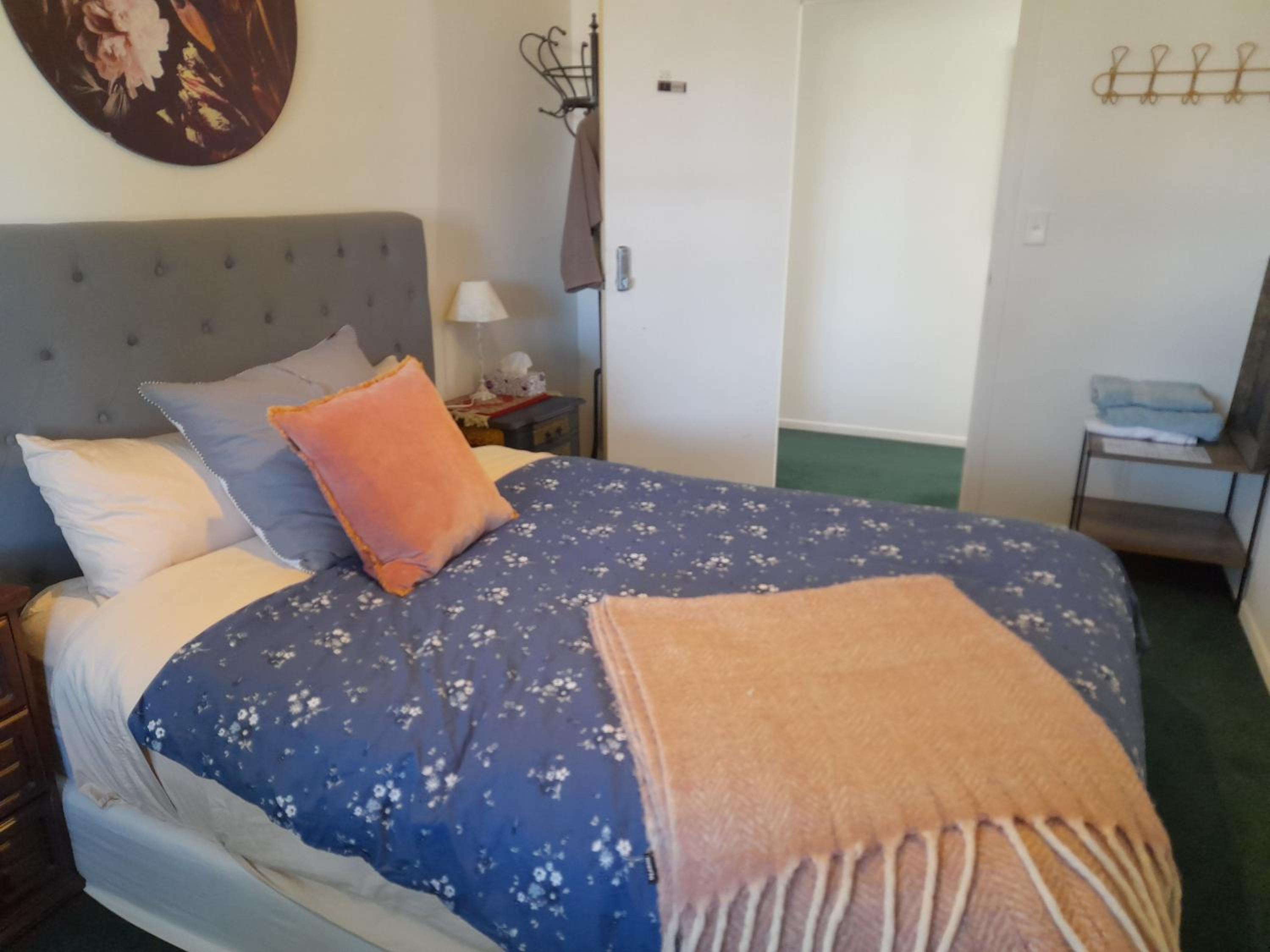 Queen Room With Shared Bathroom photo 3