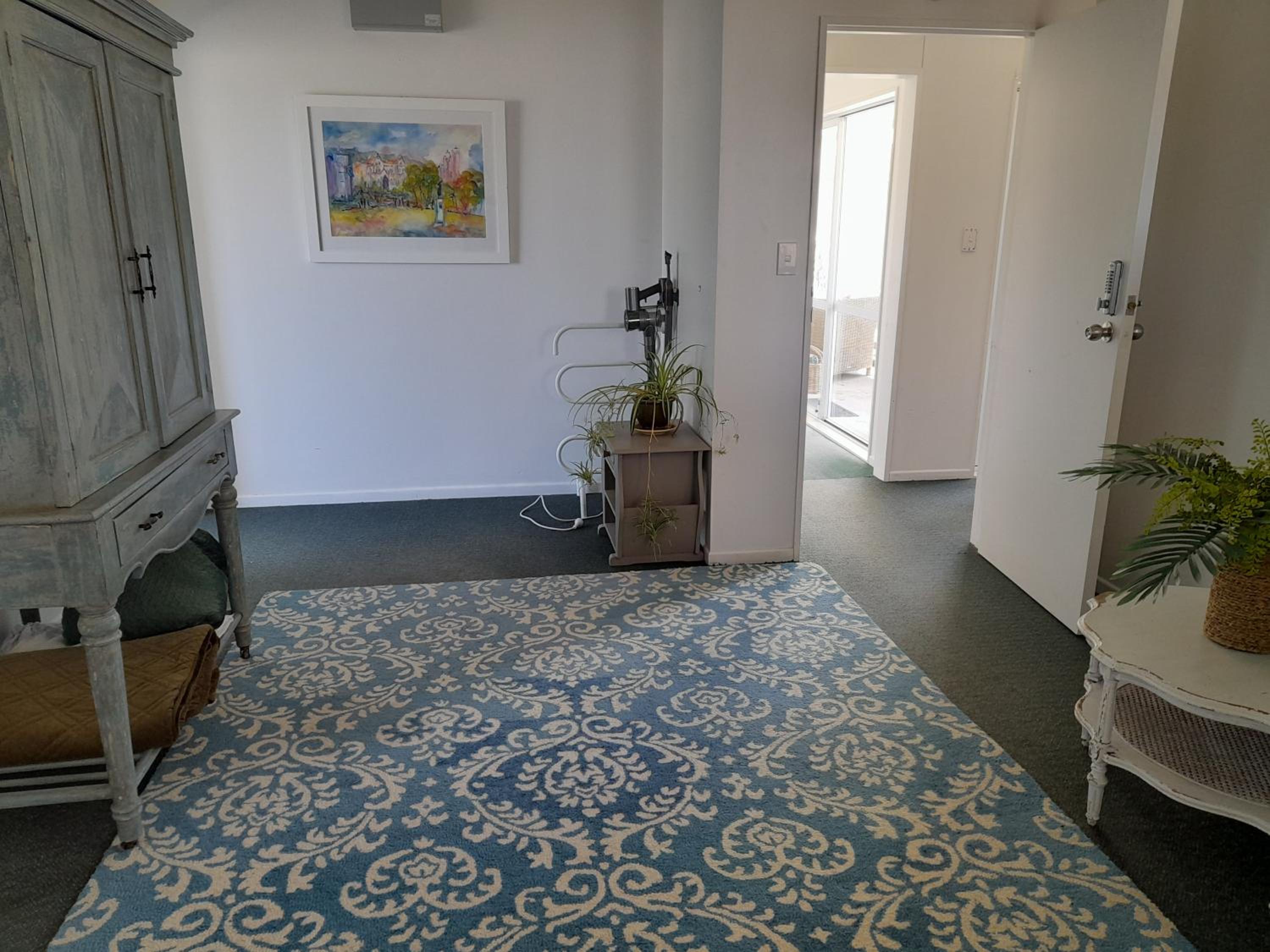 Queen Room With Shared Bathroom photo 3