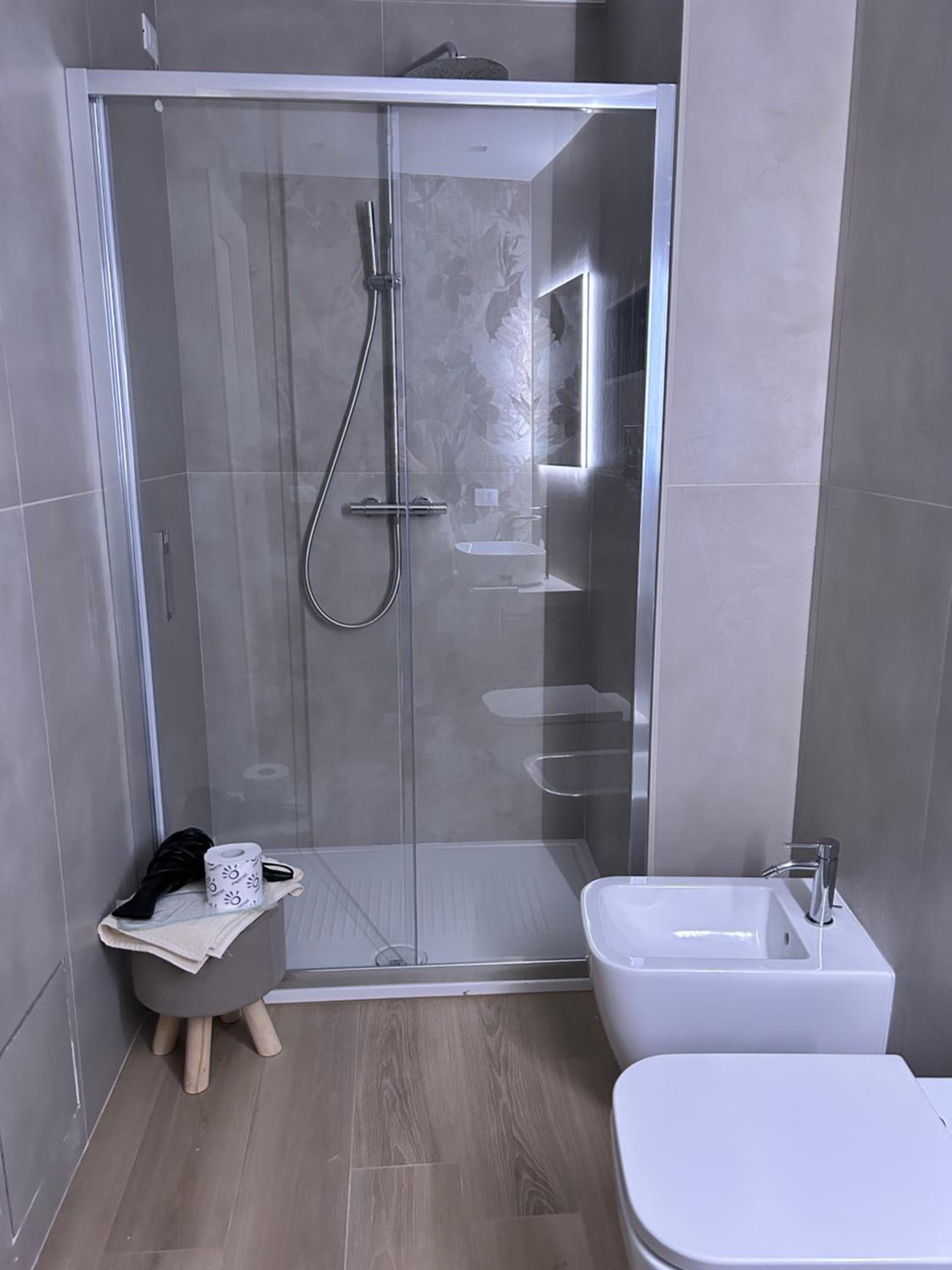 Double Room with Private Bathroom - Photo 9