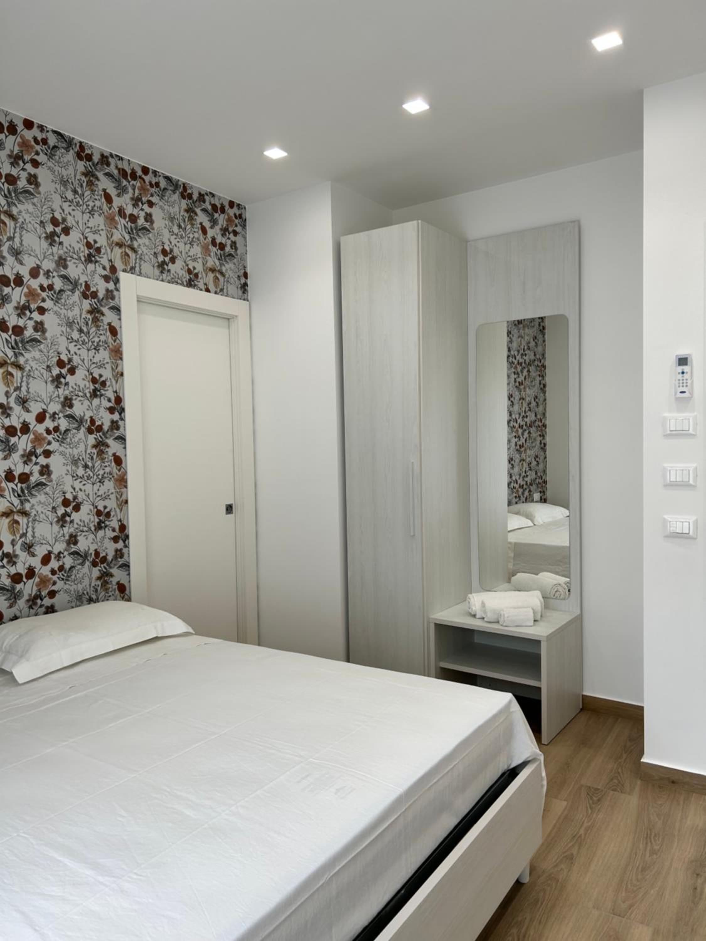 Double Room with Private Bathroom - Photo 7