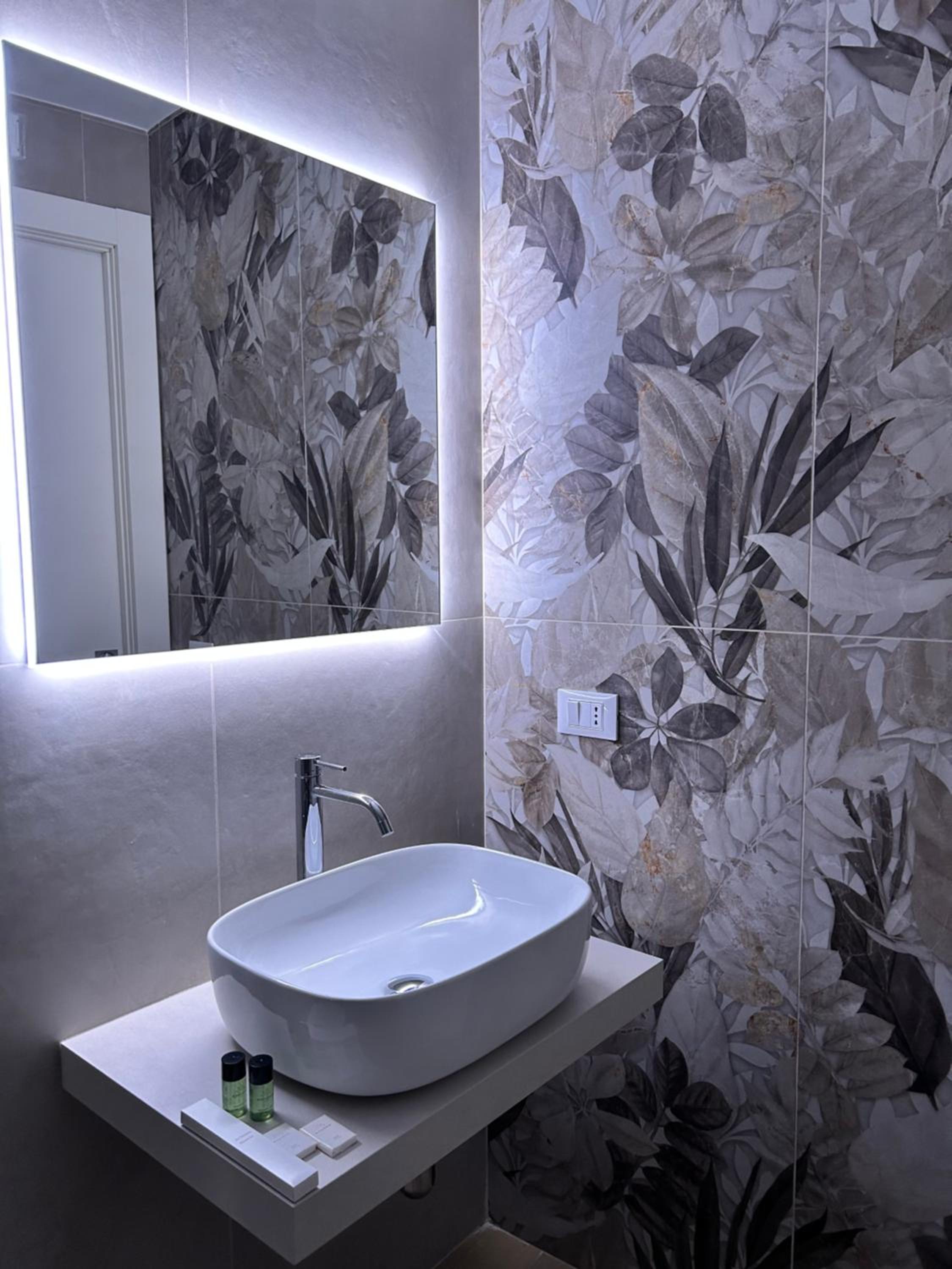 Double Room with Private Bathroom - Photo 2