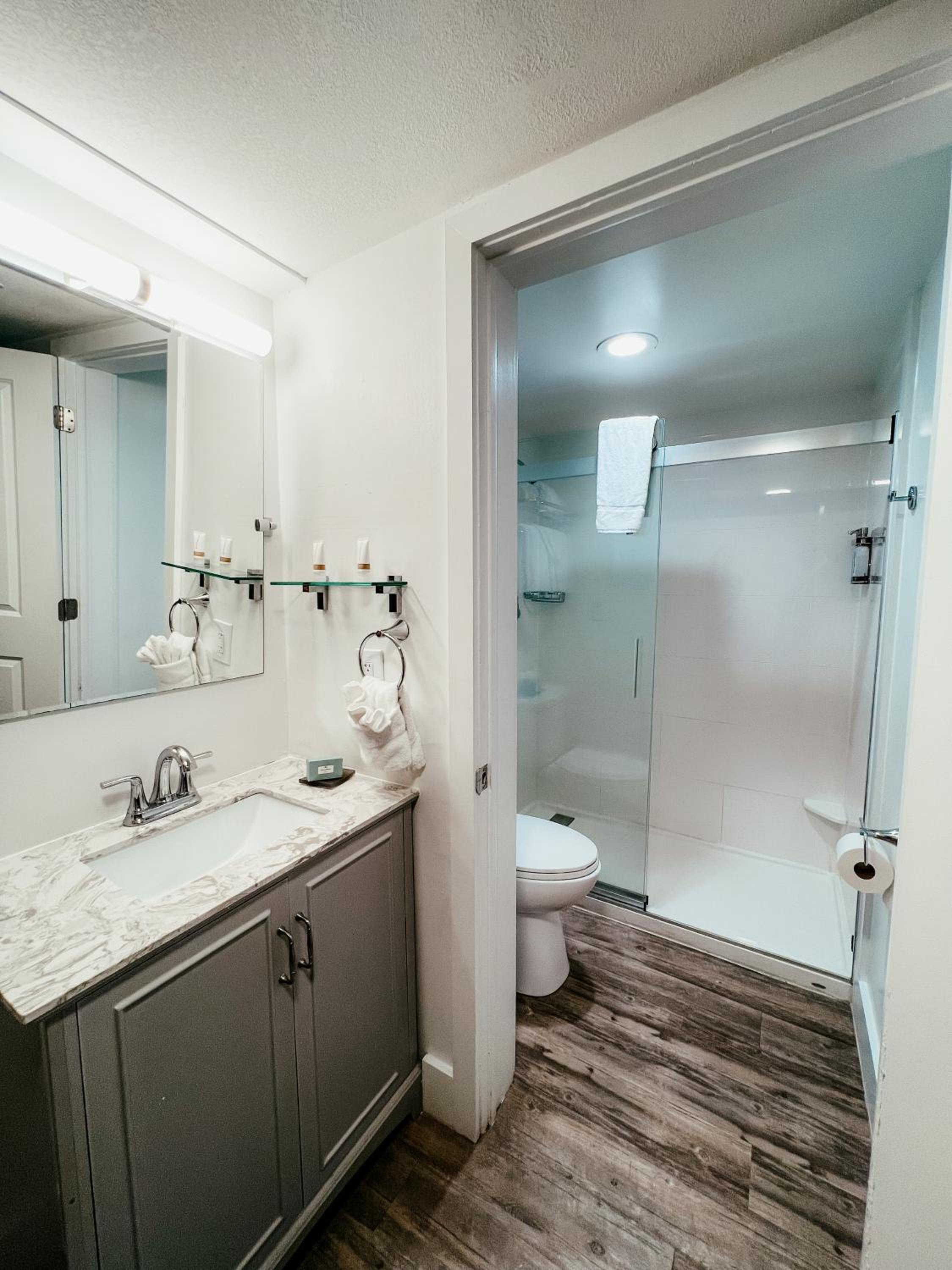 Premier One Bedroom Waterfront Suite Bayview with Sofabed - Photo 6