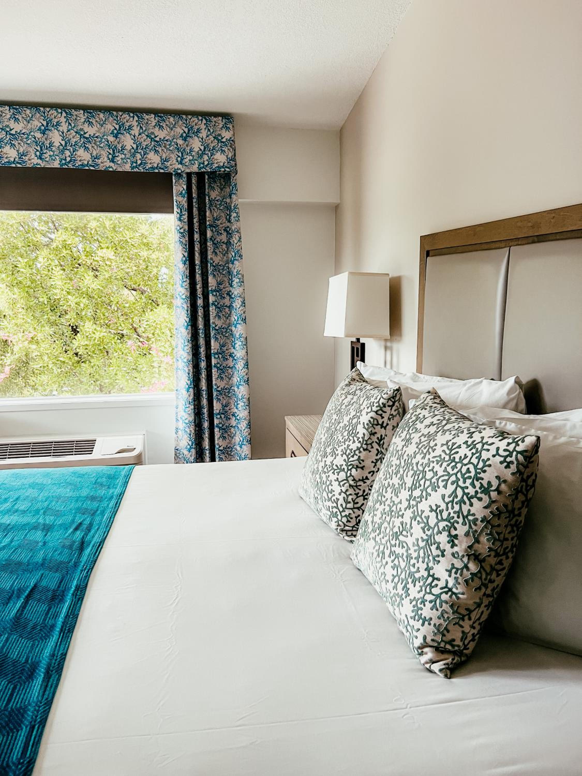 Premier Island View with Two Double Beds - Photo 2