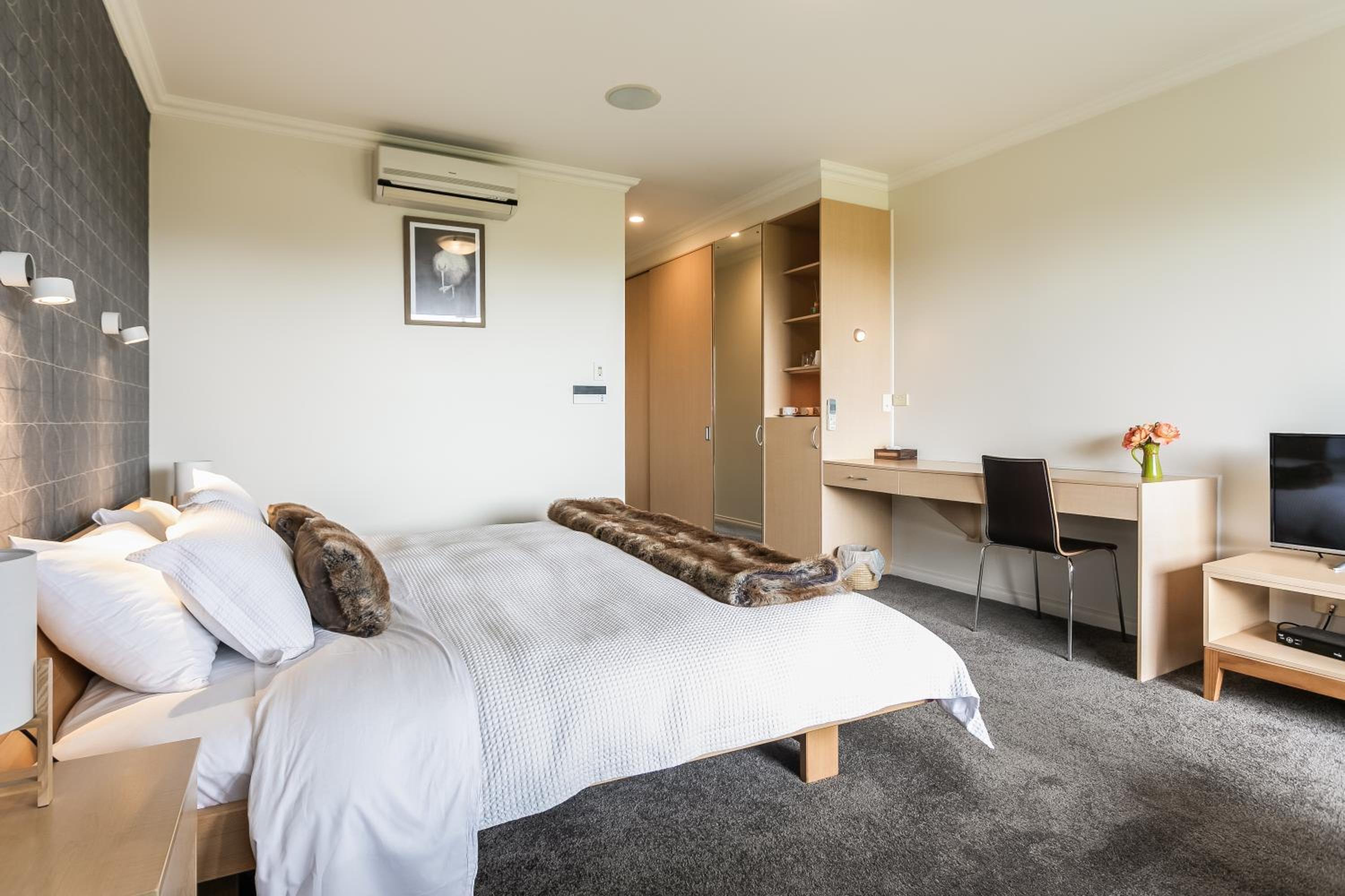 King Suite with Balcony photo 2
