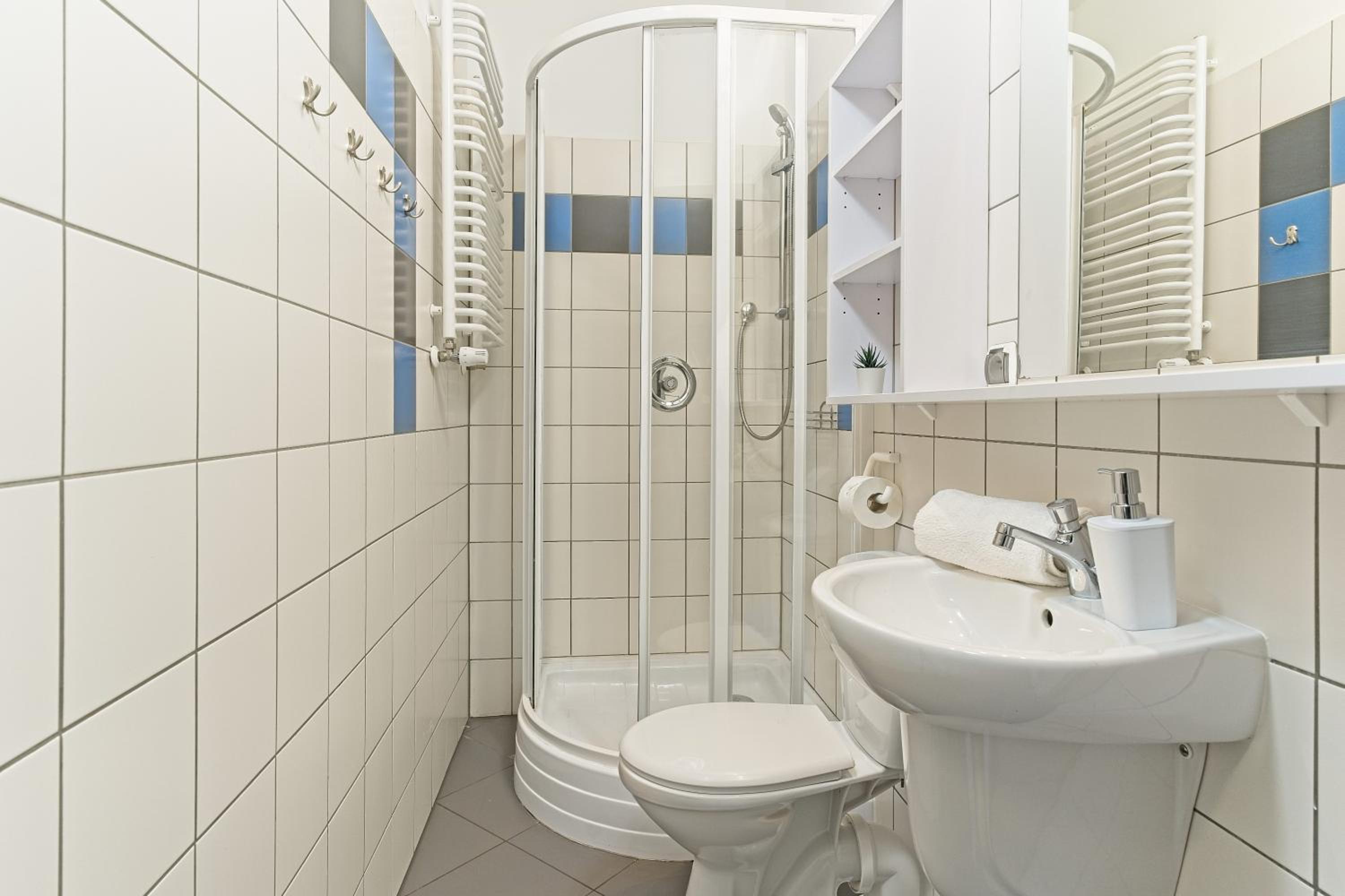 Quadruple Room with Private Bathroom photo 2