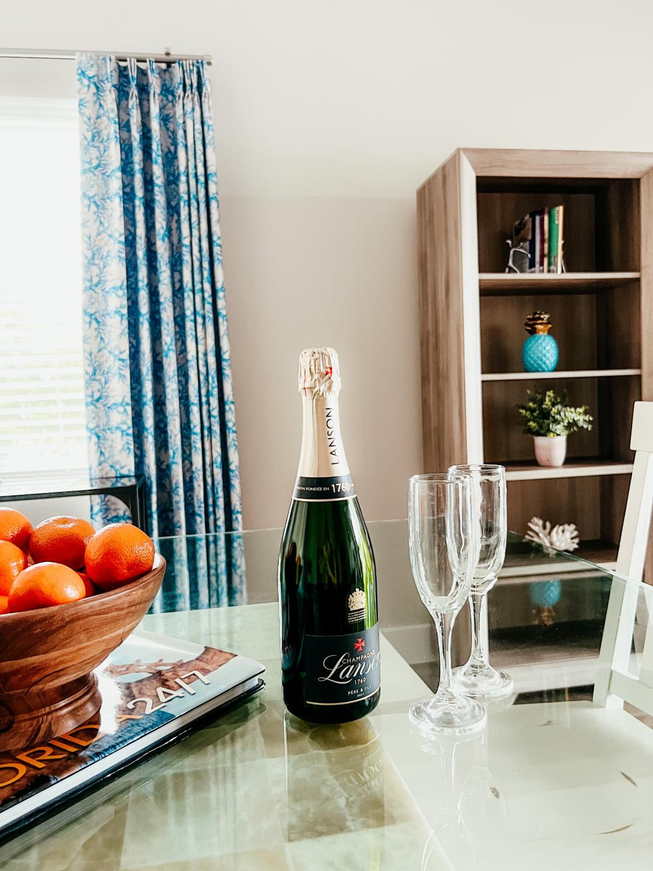 Premier One Bedroom Waterfront Suite Bayview with Sofabed - Photo 8