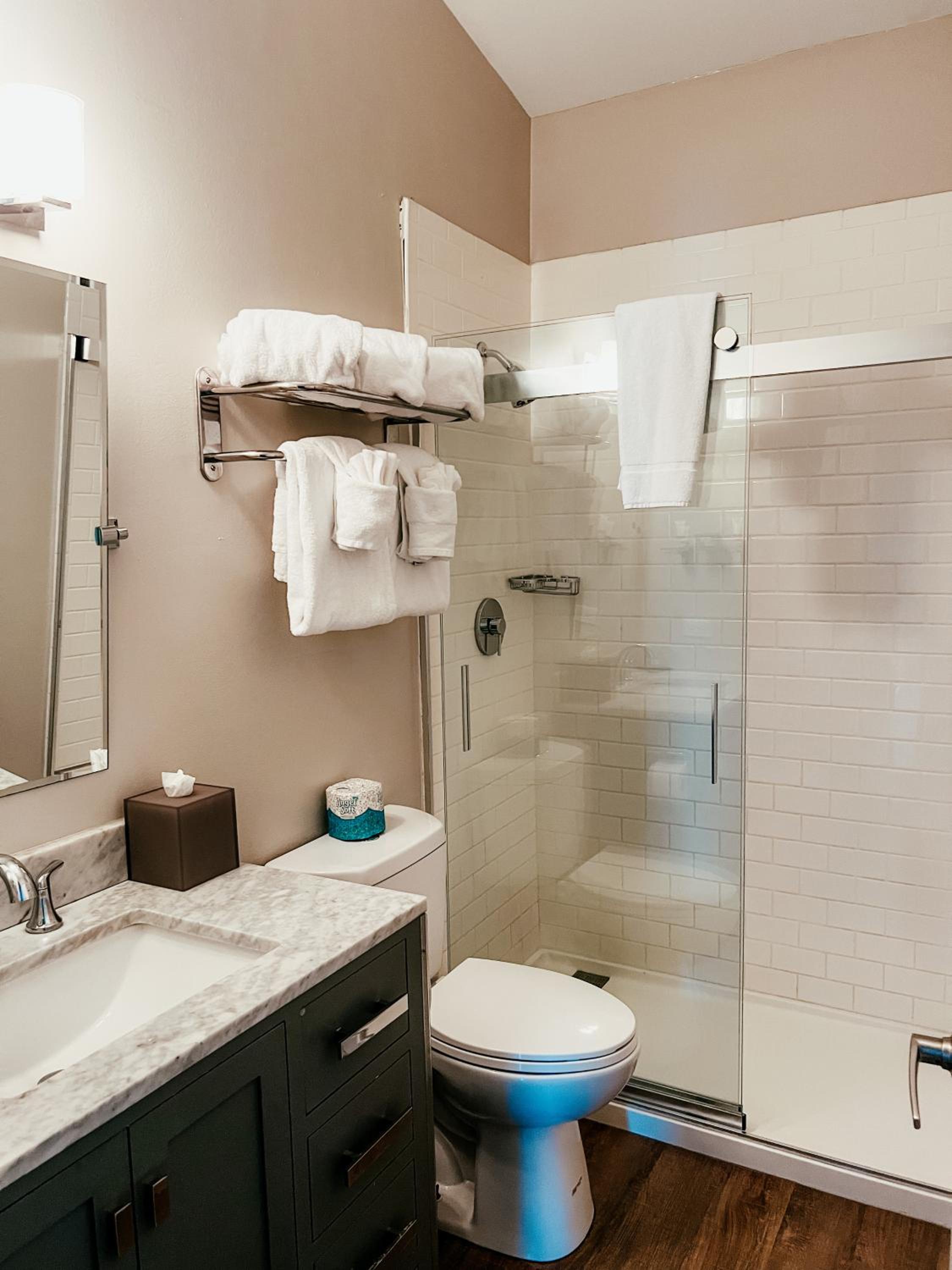 Premier One Bedroom Waterfront Suite Bayview with Sofabed - Photo 7