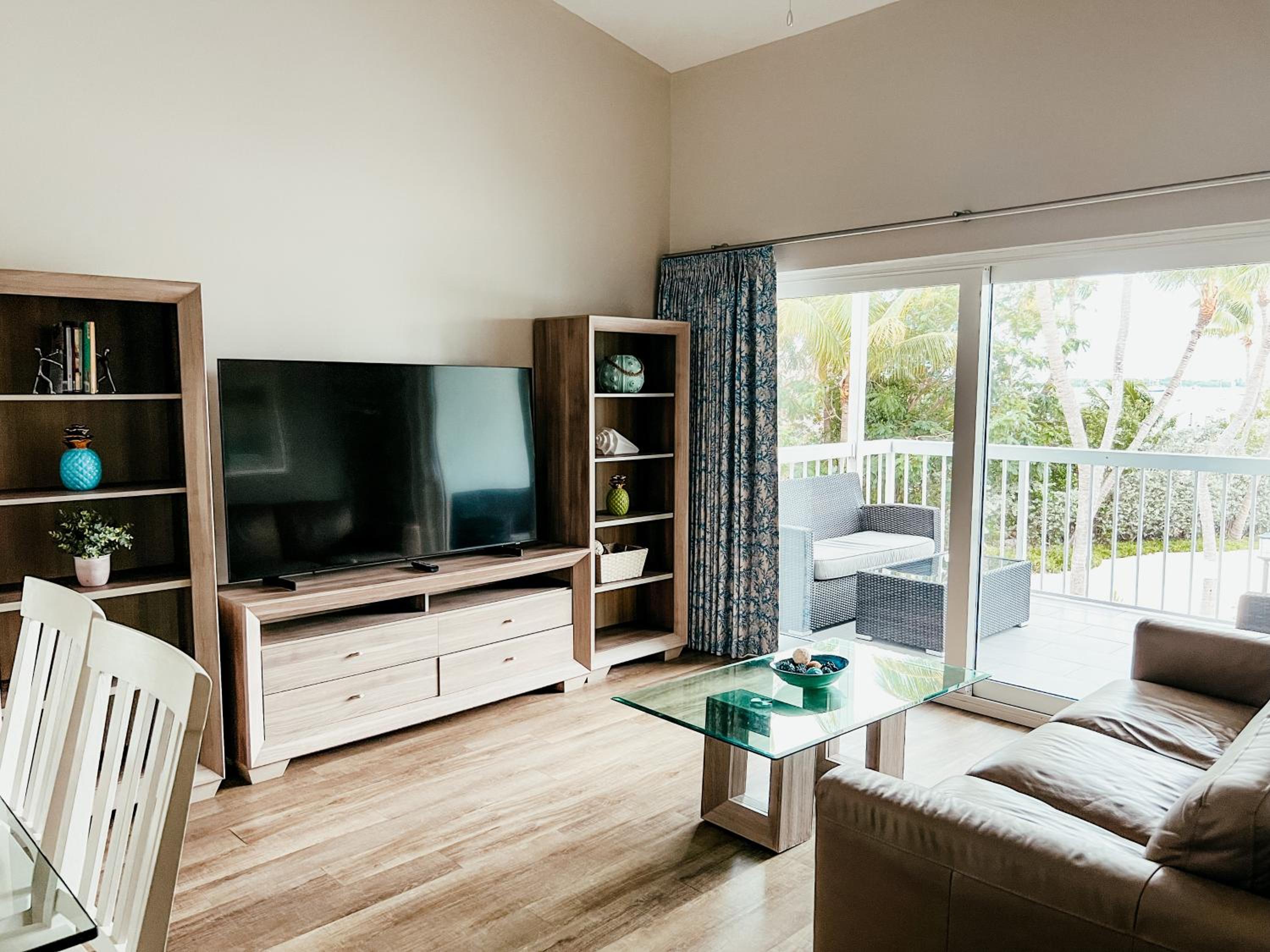 Premier One Bedroom Waterfront Suite Bayview with Sofabed - Photo 5