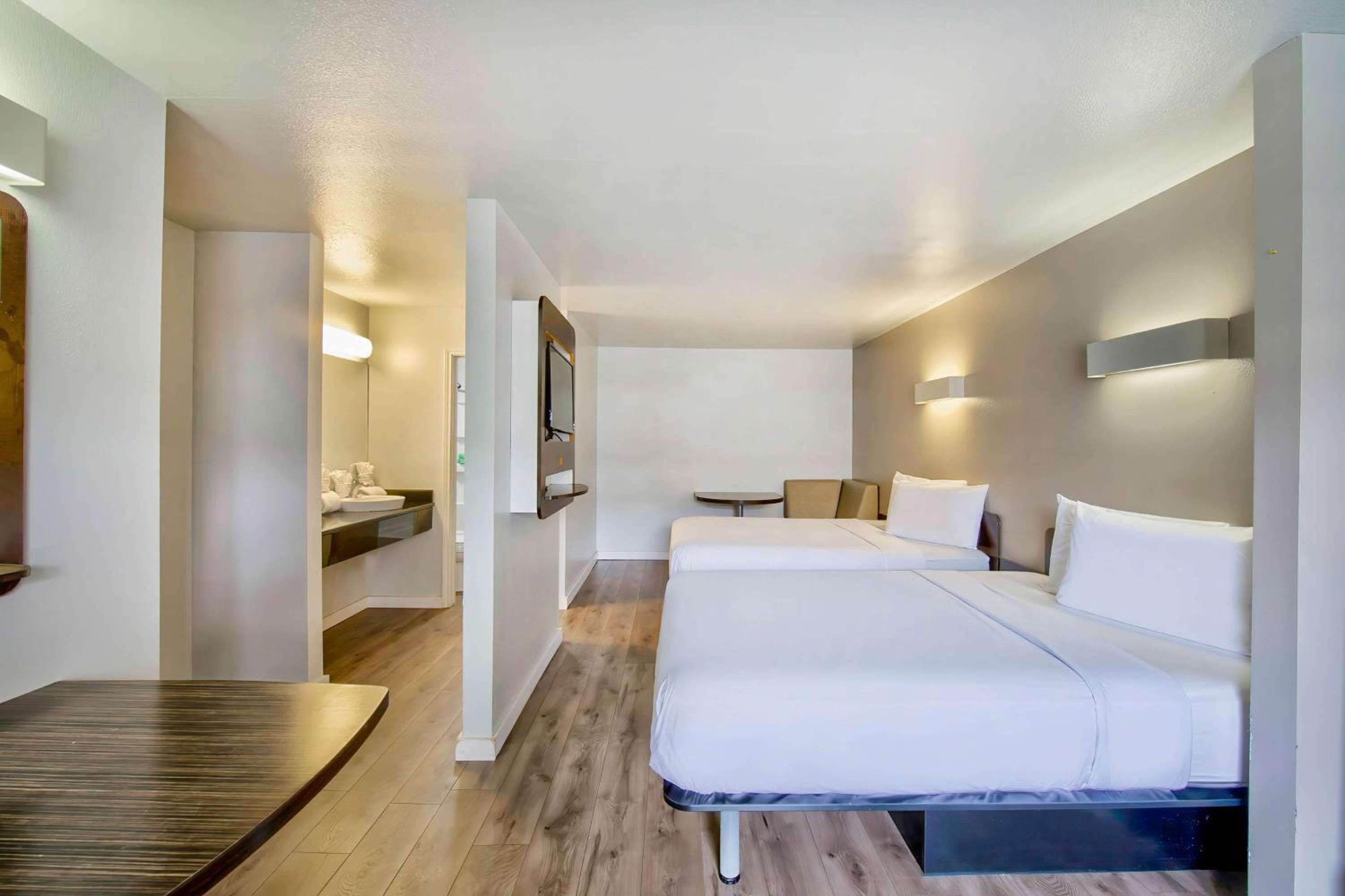 Standard Suite - Non-Smoking - Photo 1
