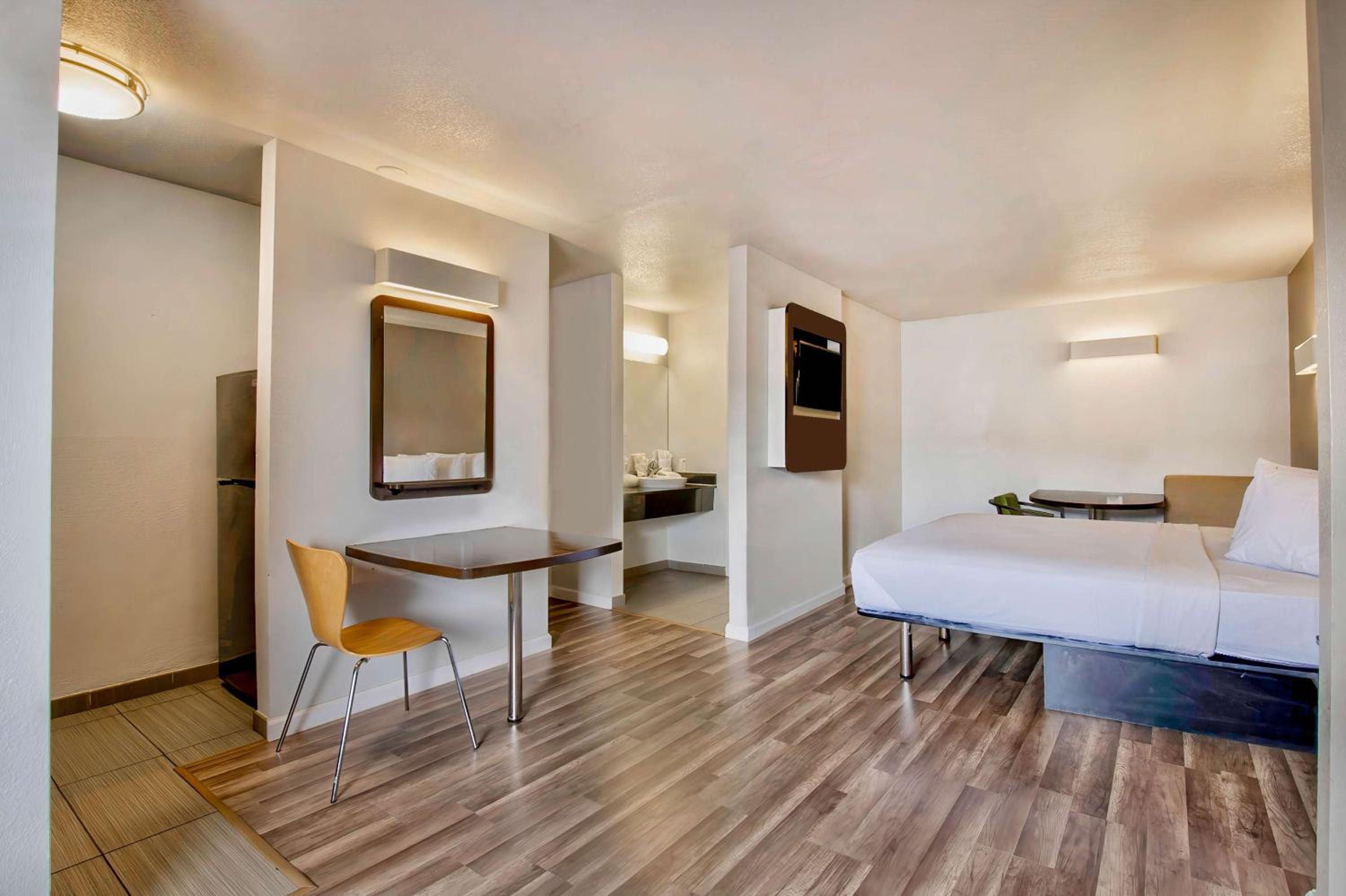 Suite - Non-Smoking - Photo 3