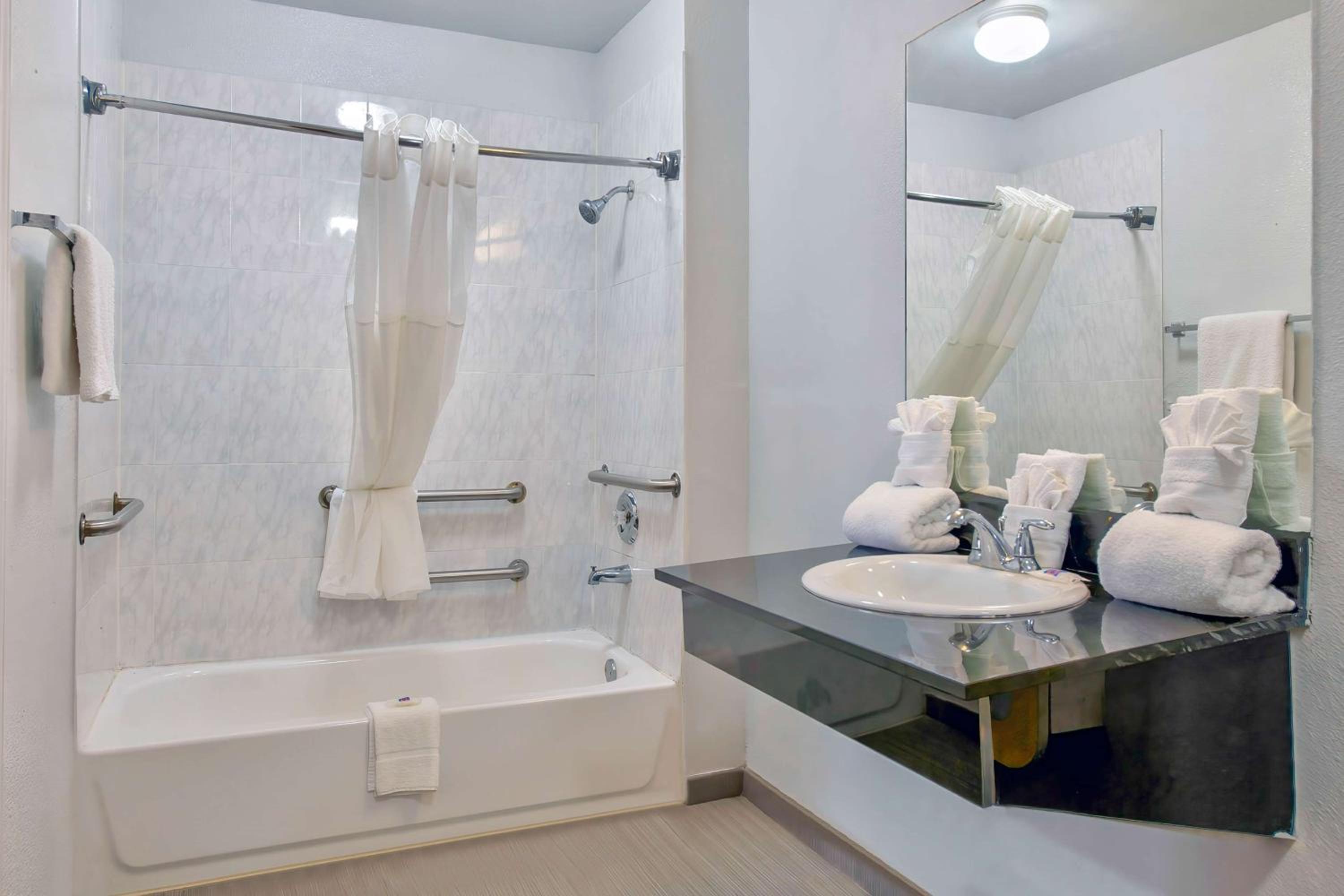 King Room - Disability Access - Non-Smoking - Photo 2