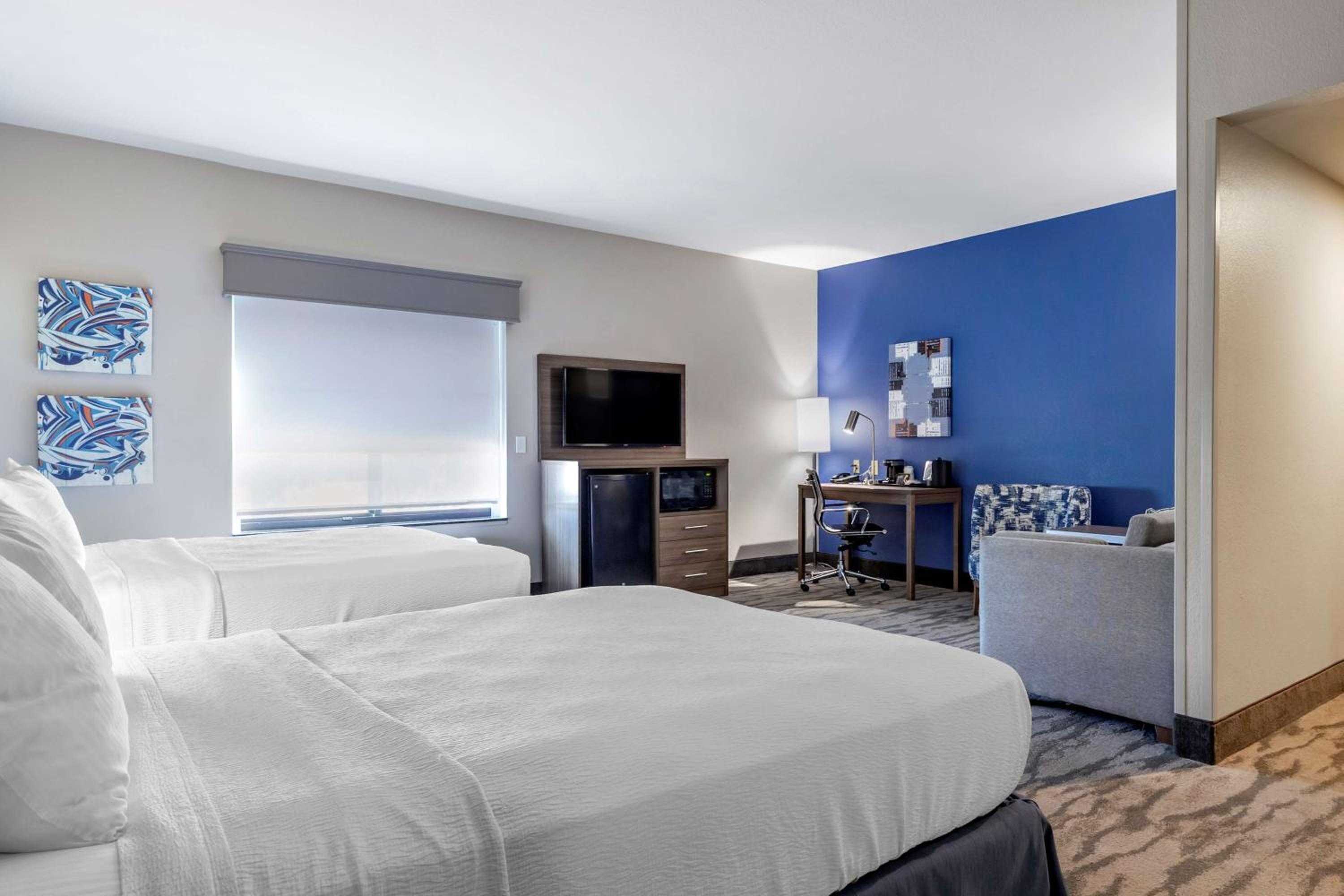 Queen Room with Two Queen Beds - Mobility Accessible/Non-Smoking photo 2