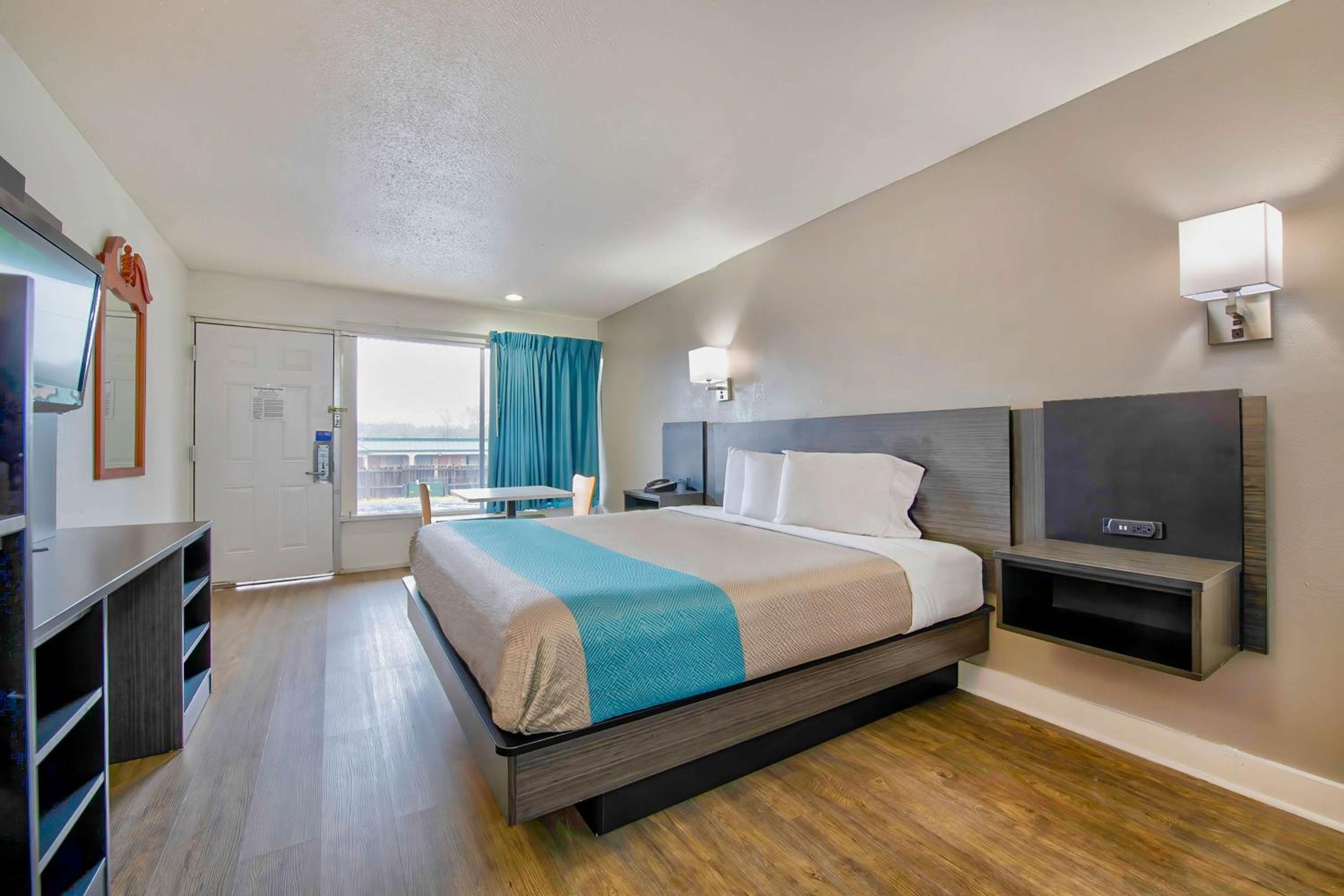 Deluxe King Room - Non-Smoking photo 1