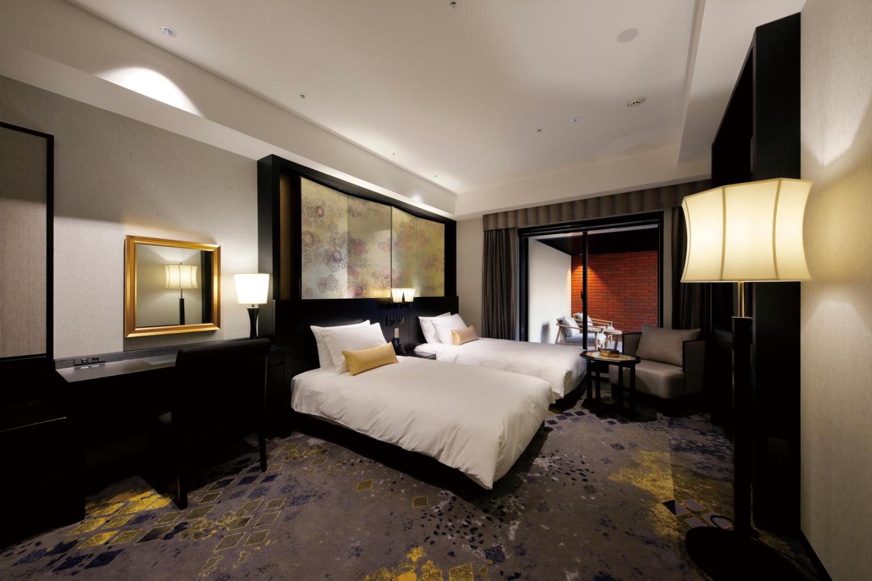 Club Twin Room with Lounge Access with Balcony - Photo 10