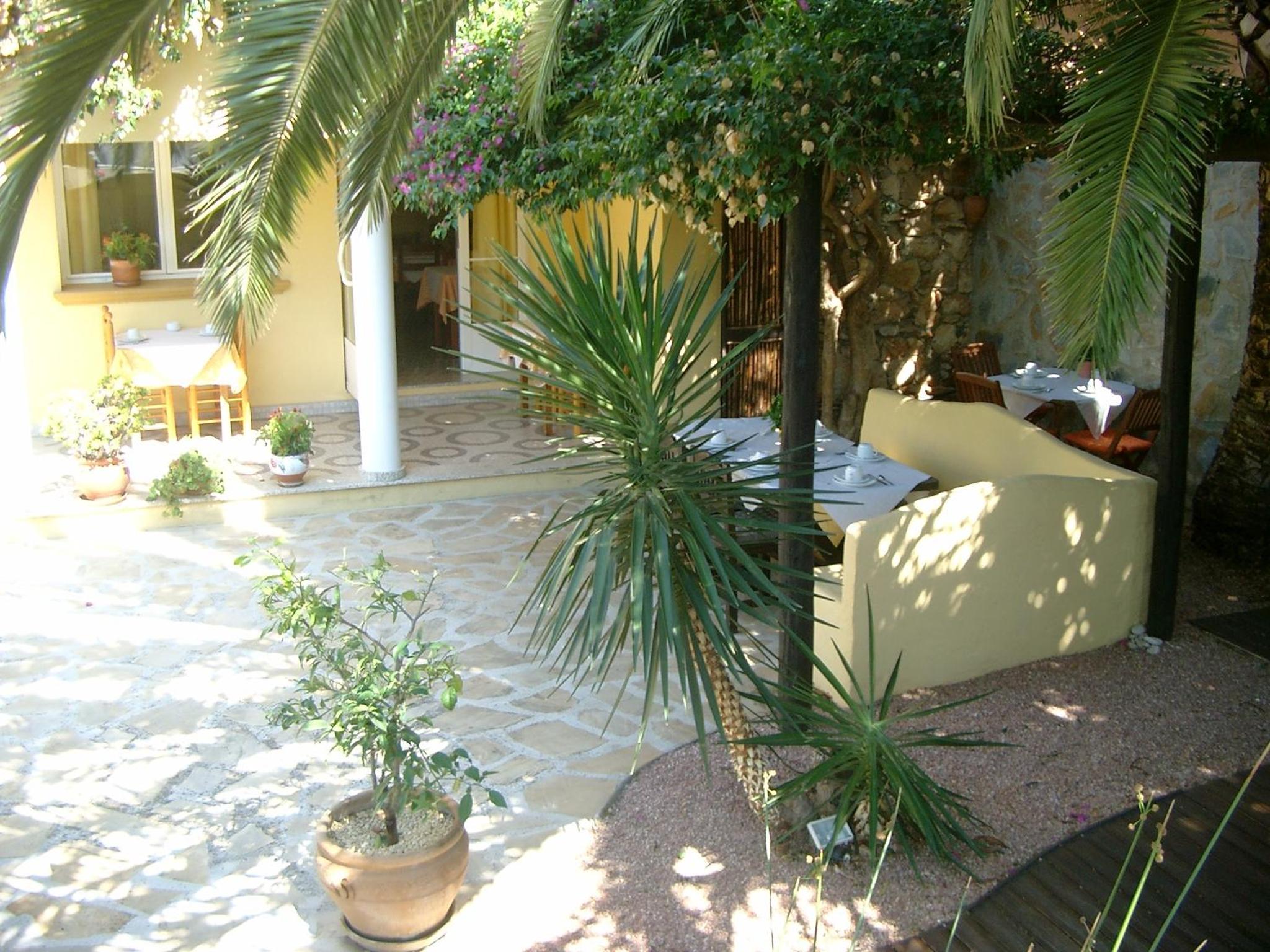 Queen Room with Balcony - Photo 12