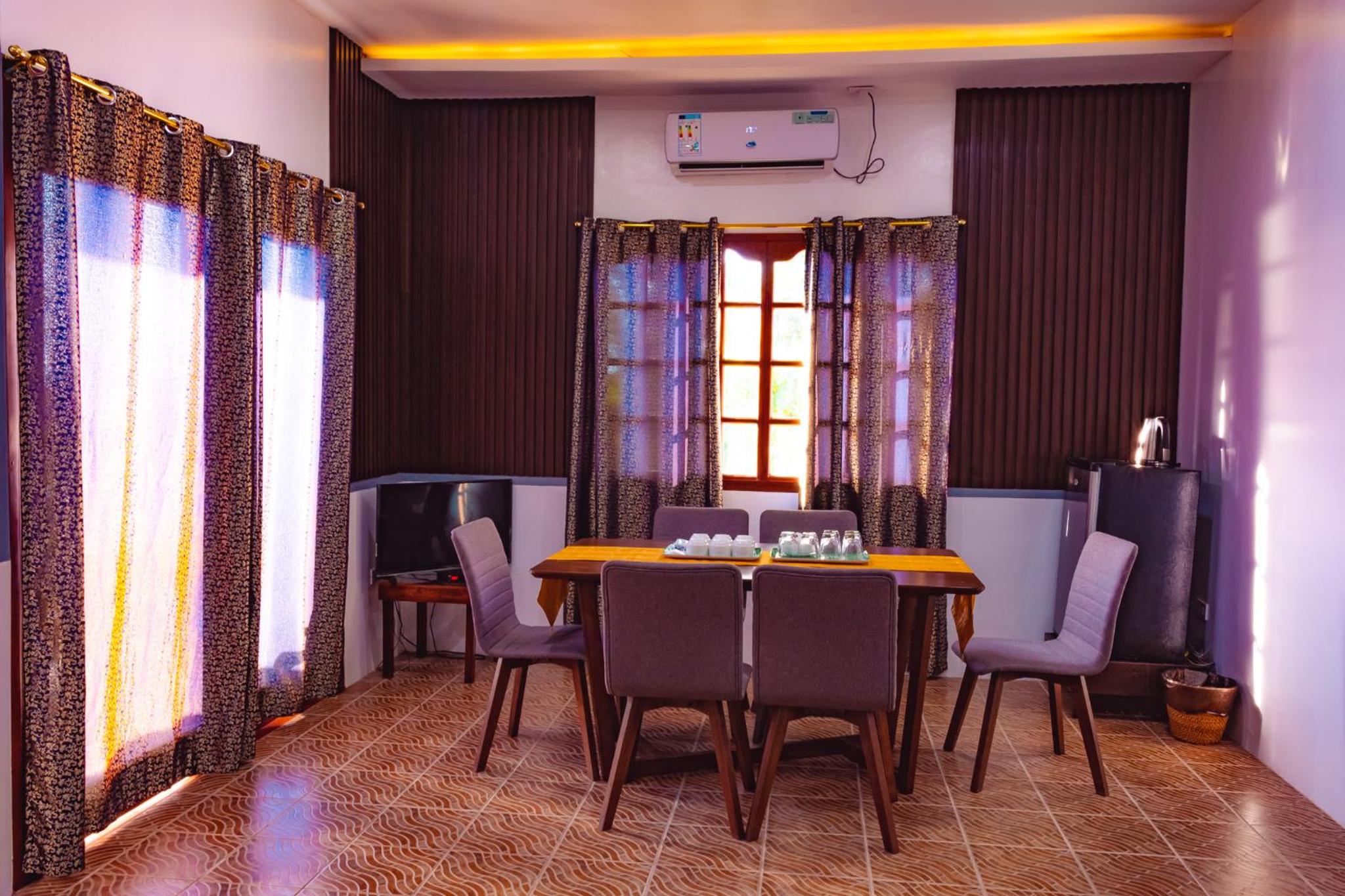 Two-Bedroom Bungalow - Photo 2