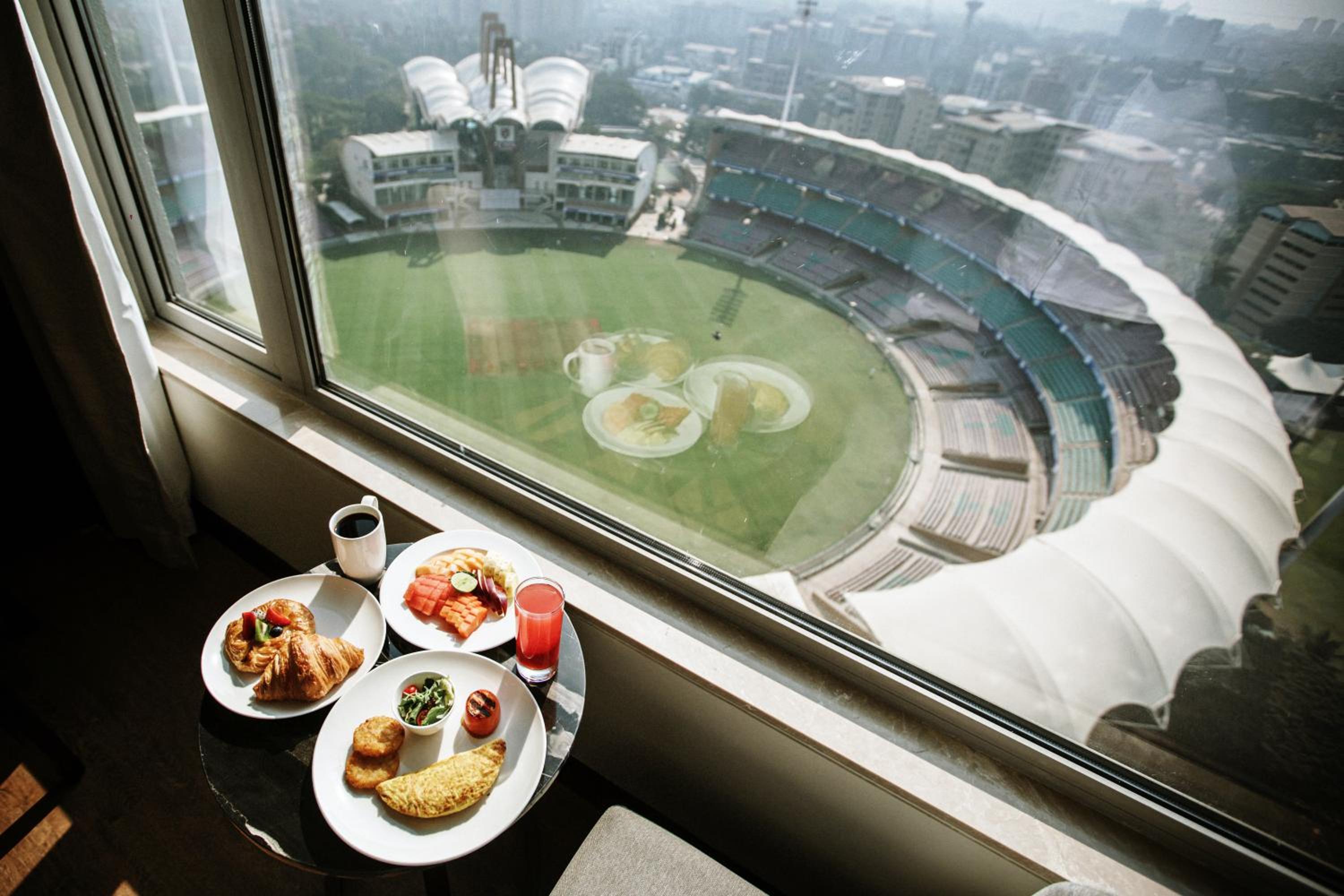 Executive Club, Executive lounge access, Guest room, 1 King, City View view - Photo 4