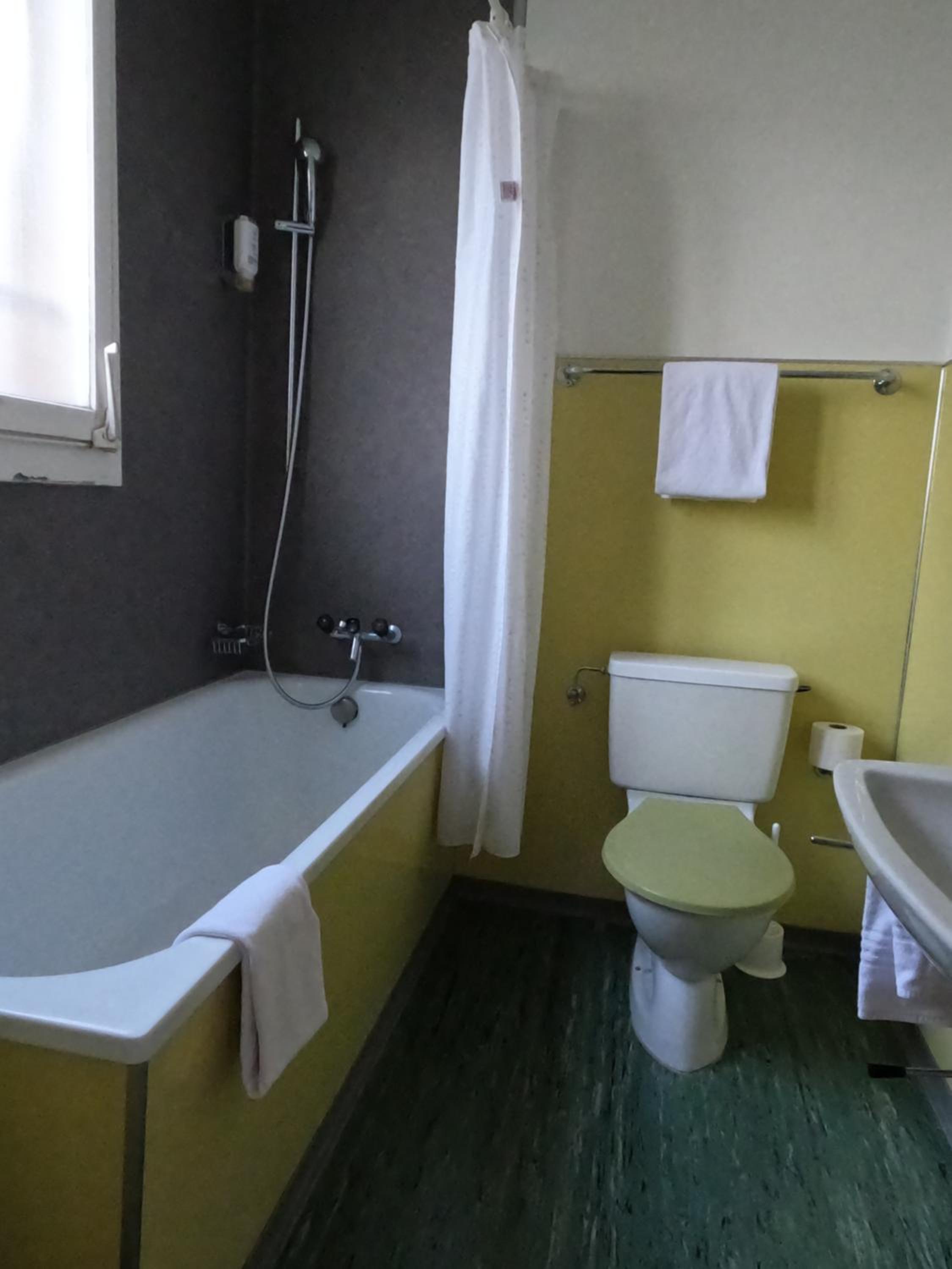 Single Room with Bathroom photo 2