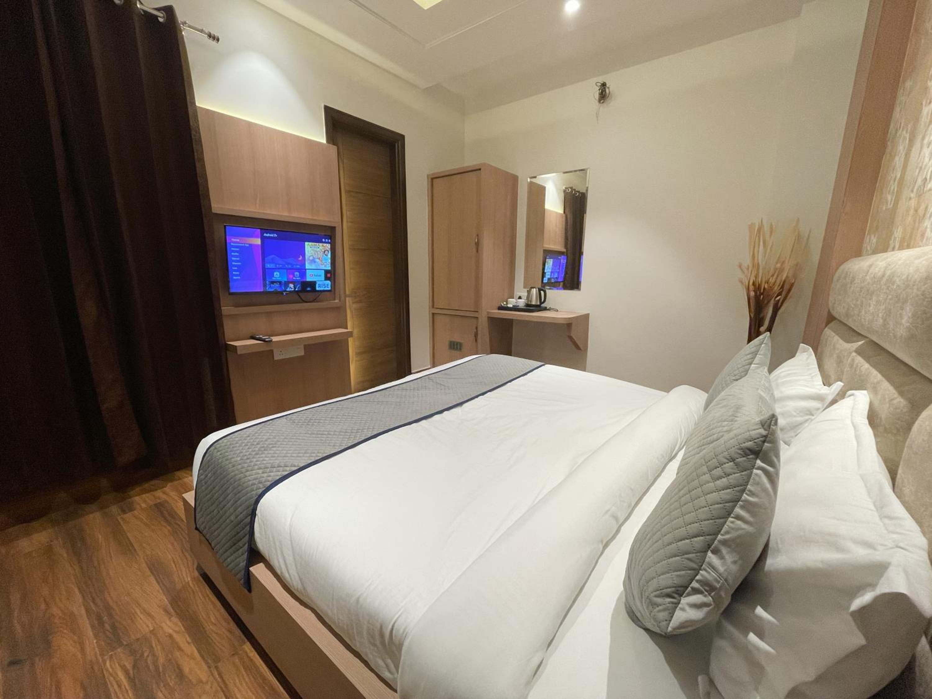 Deluxe King Room - Photo 5