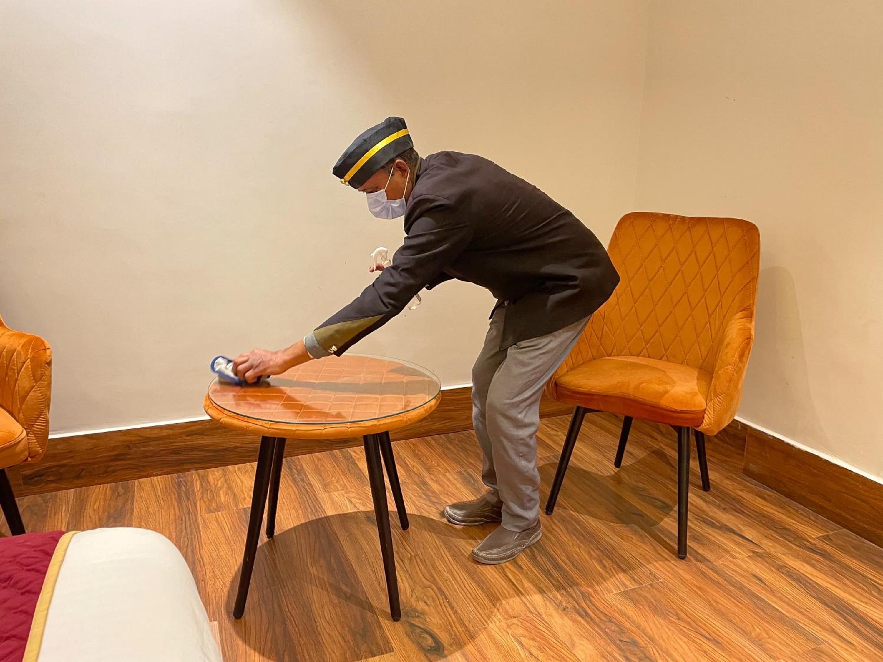 Deluxe King Room - Photo 9