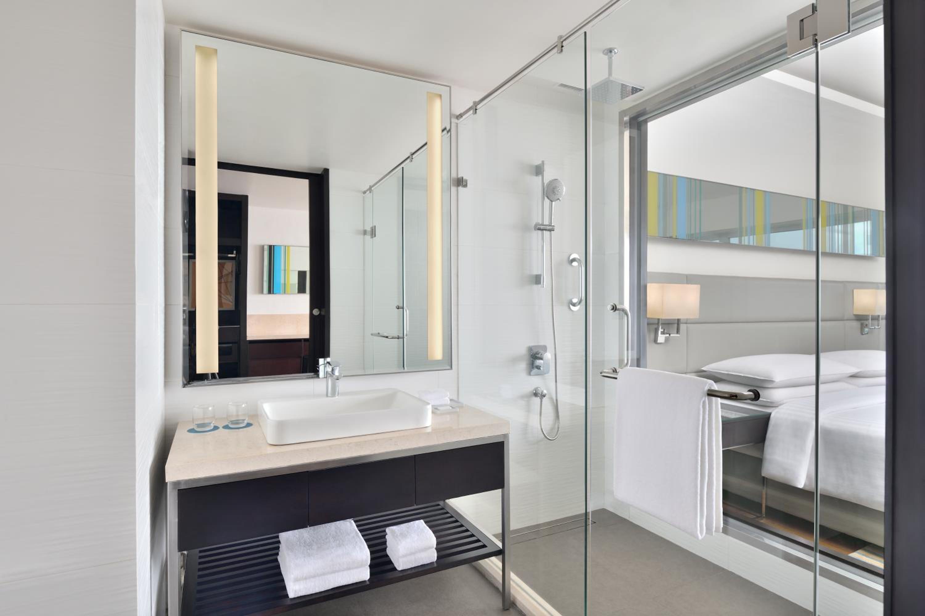 Executive Club, Executive lounge access, Guest room, 1 King, Stadium view - Photo 7